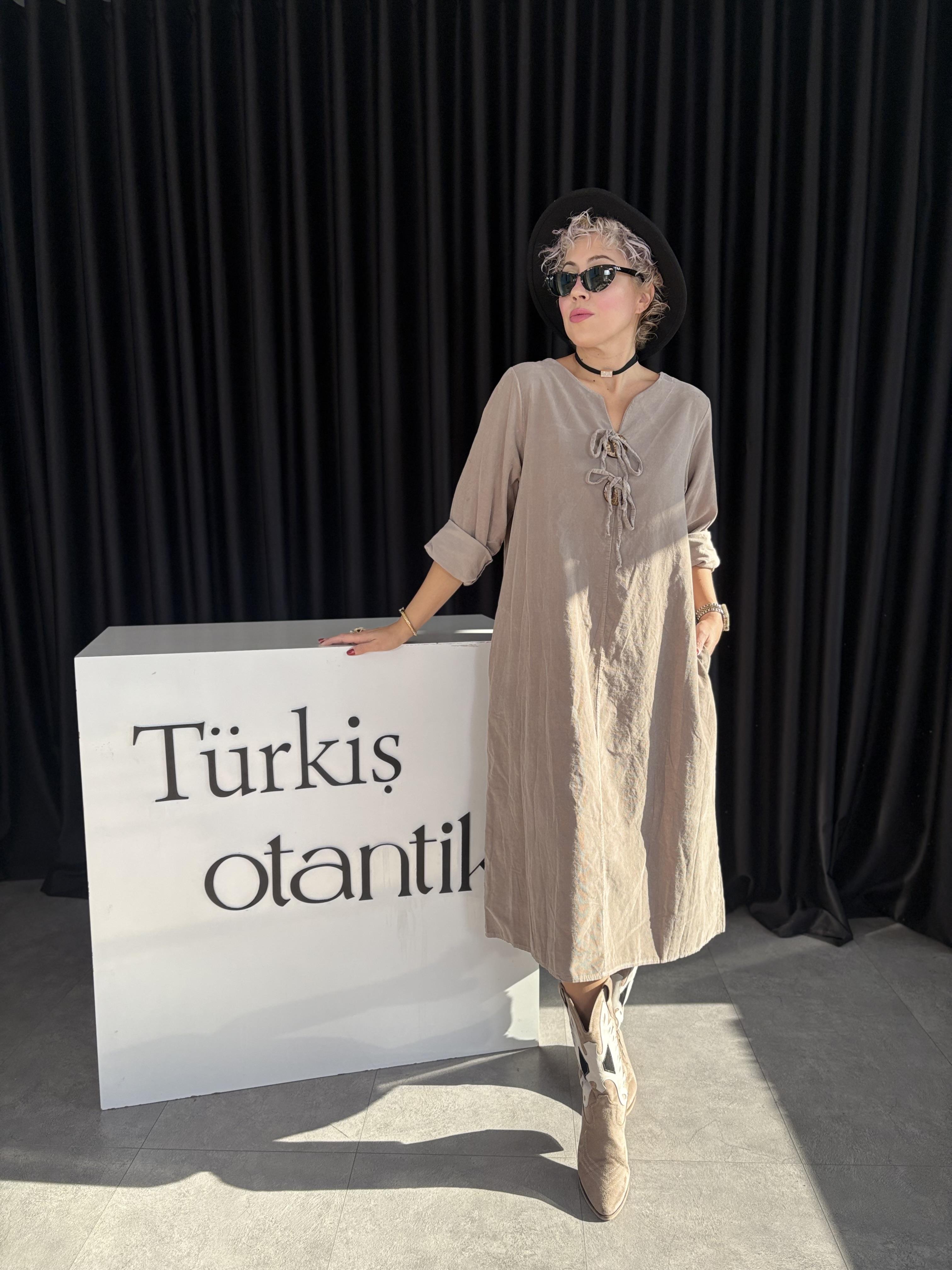 Düğme Detaylı İtalyan Vizon Kadife Elbise