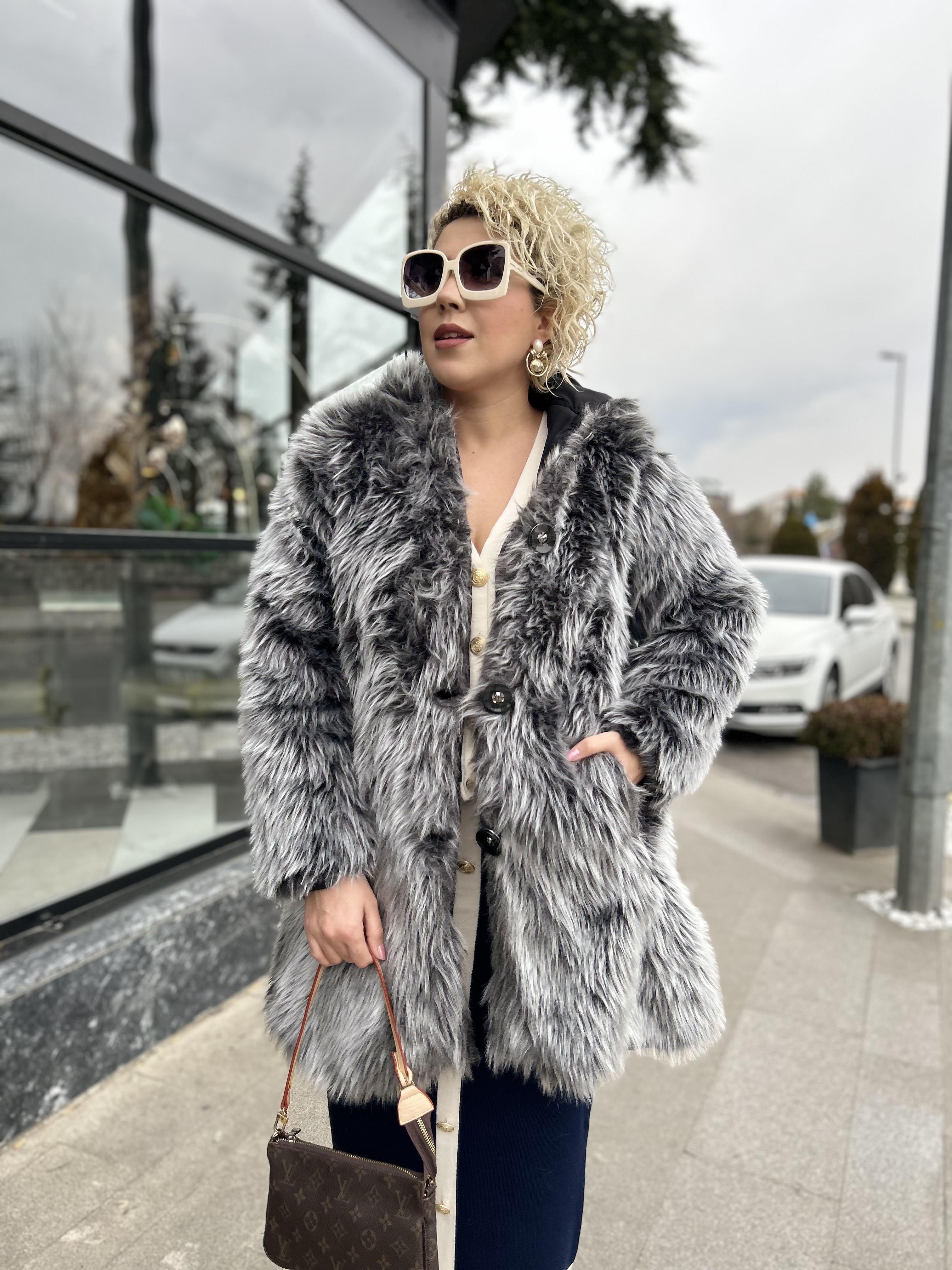 Gri Şapkalı Kürk Kaban