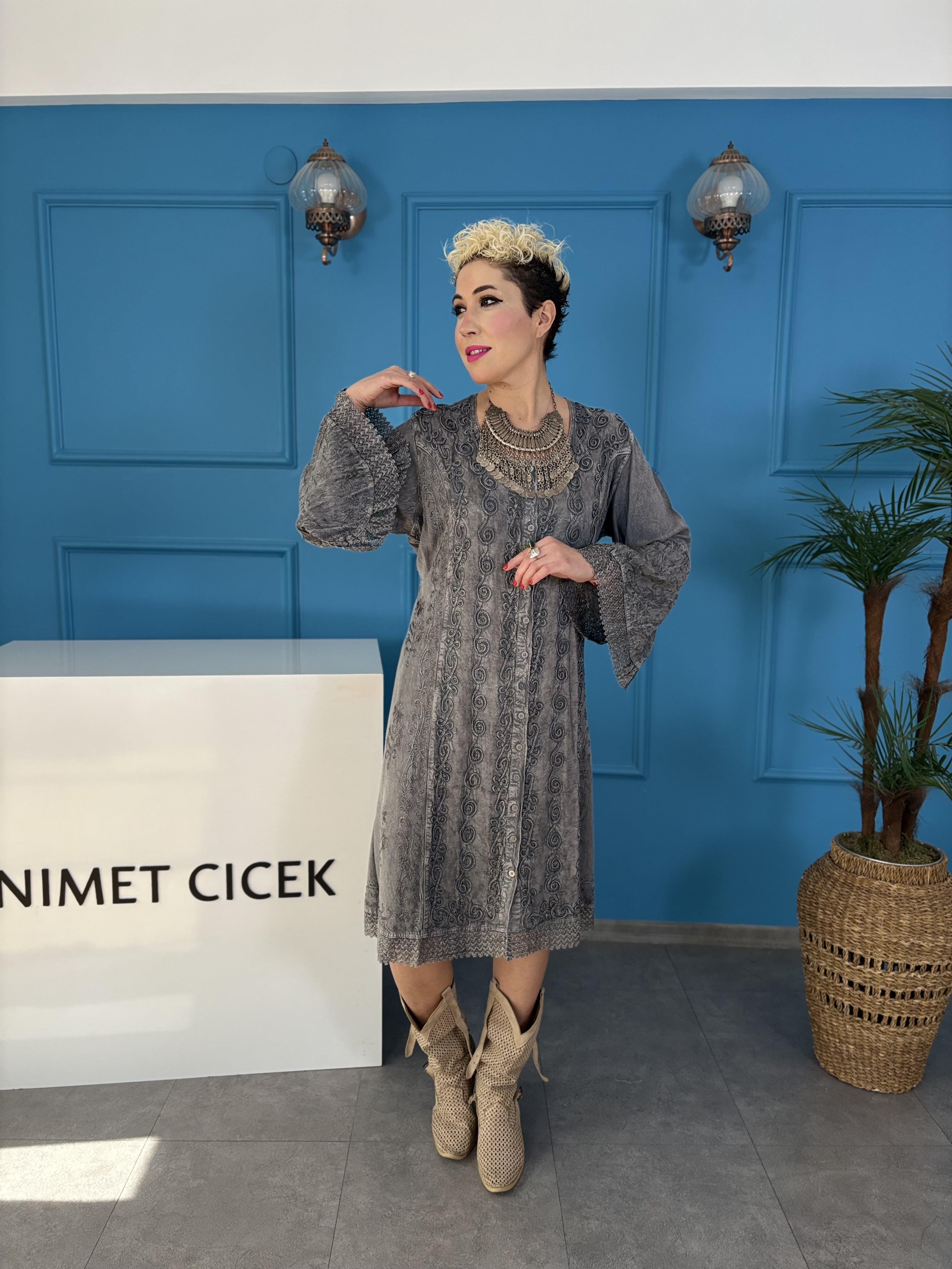 İşleme Detaylı Gri Hint Elbisesi