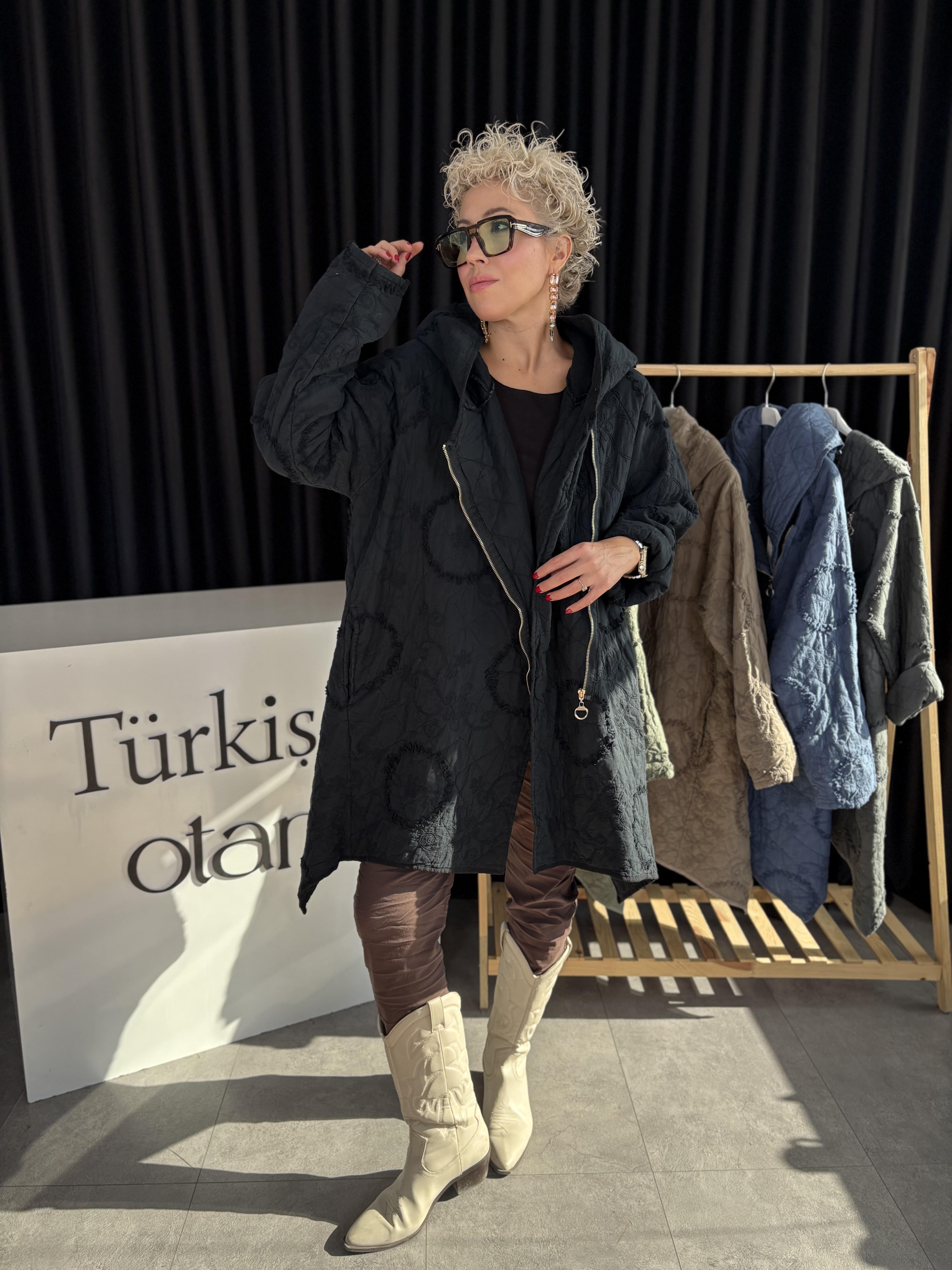 İtalyan Asimetrik Kesim Siyah Kapitone Ceket