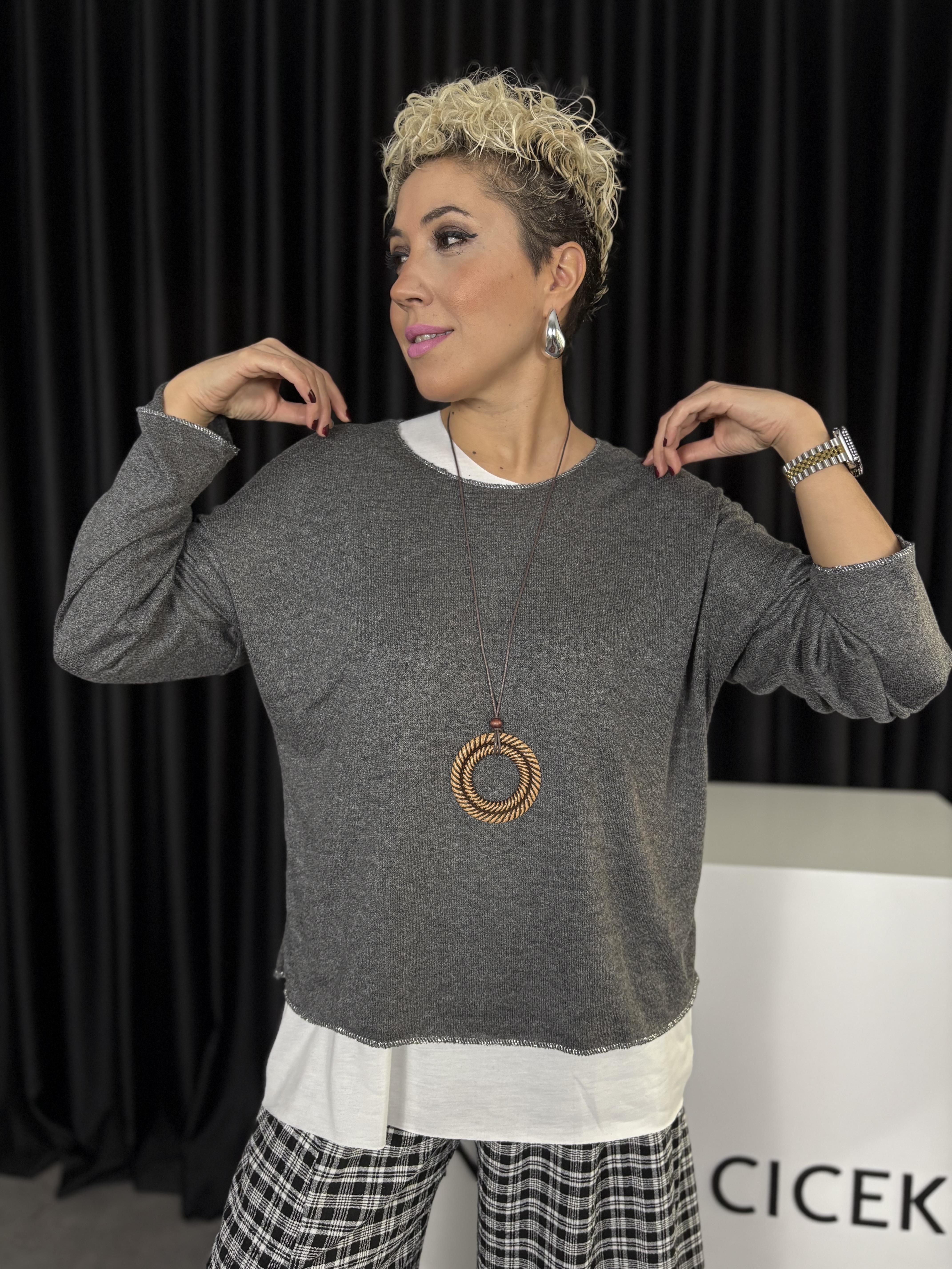 İtalyan Atletli ve Kolyeli Antrasit Triko Bluz