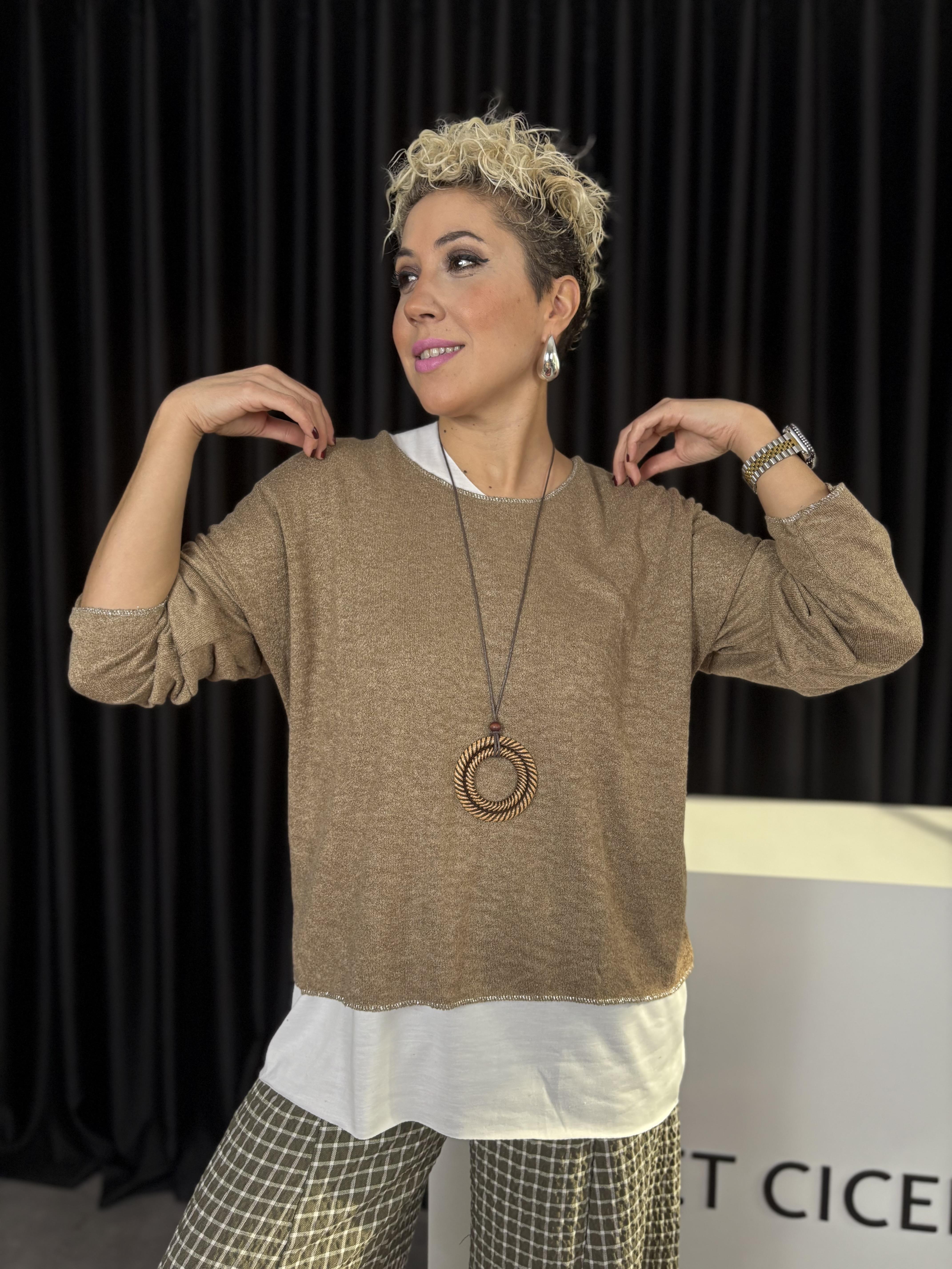 İtalyan Atletli ve Kolyeli Camel Triko Bluz