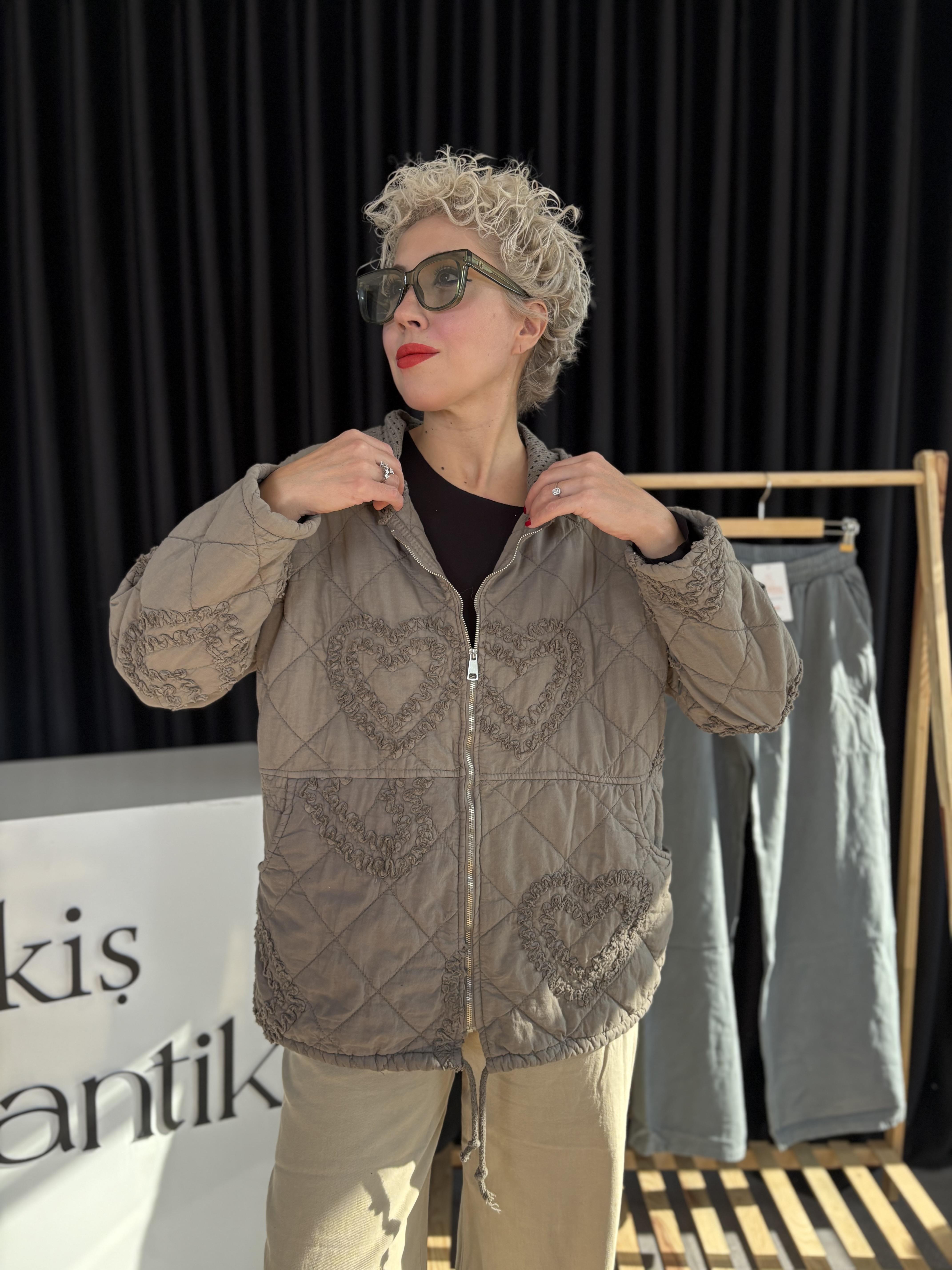 İtalyan File Kapşon Detaylı Vizon Kapitone Ceket