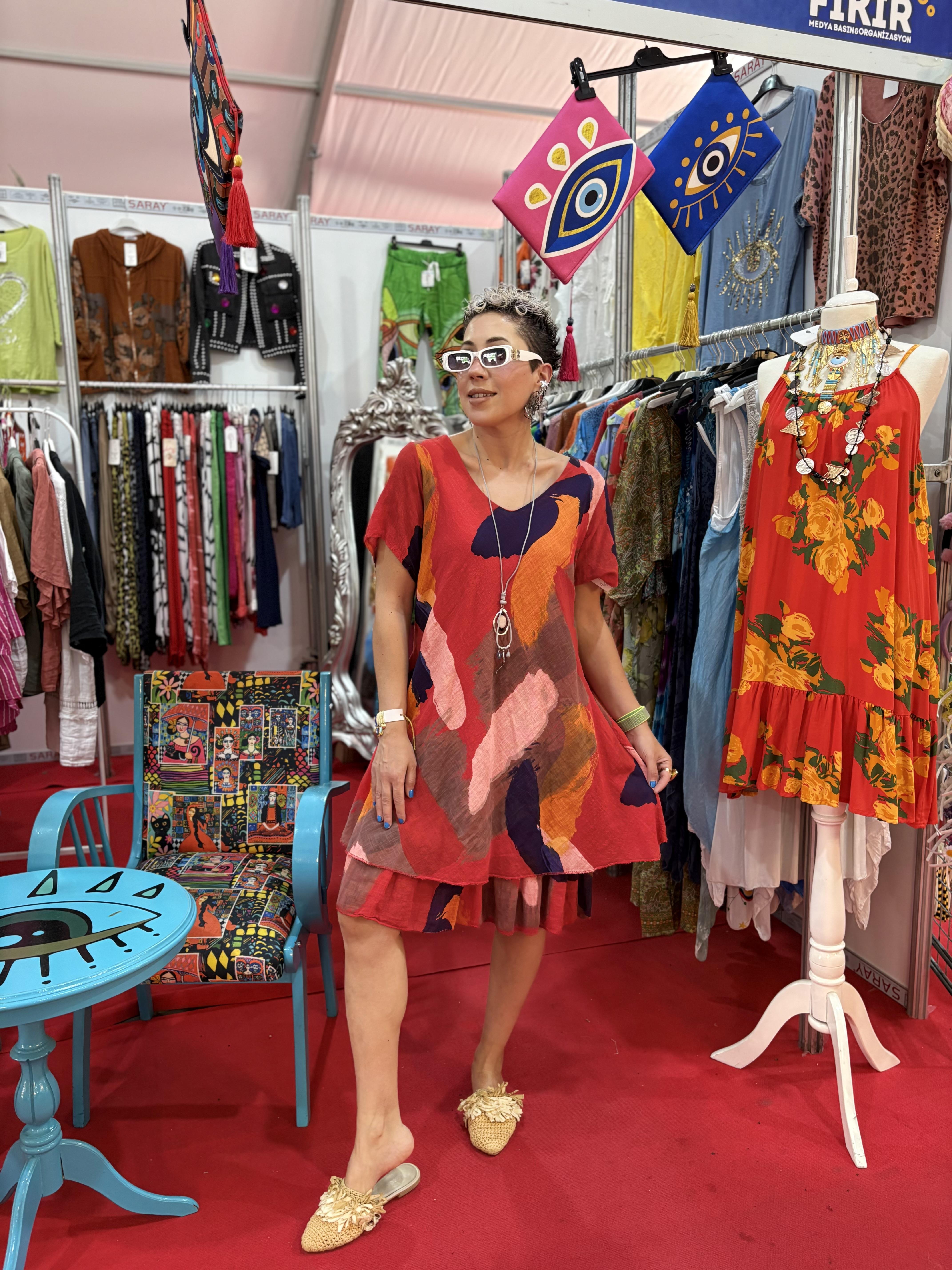 İtalyan Kolyeli Kırmızı Keten Elbise