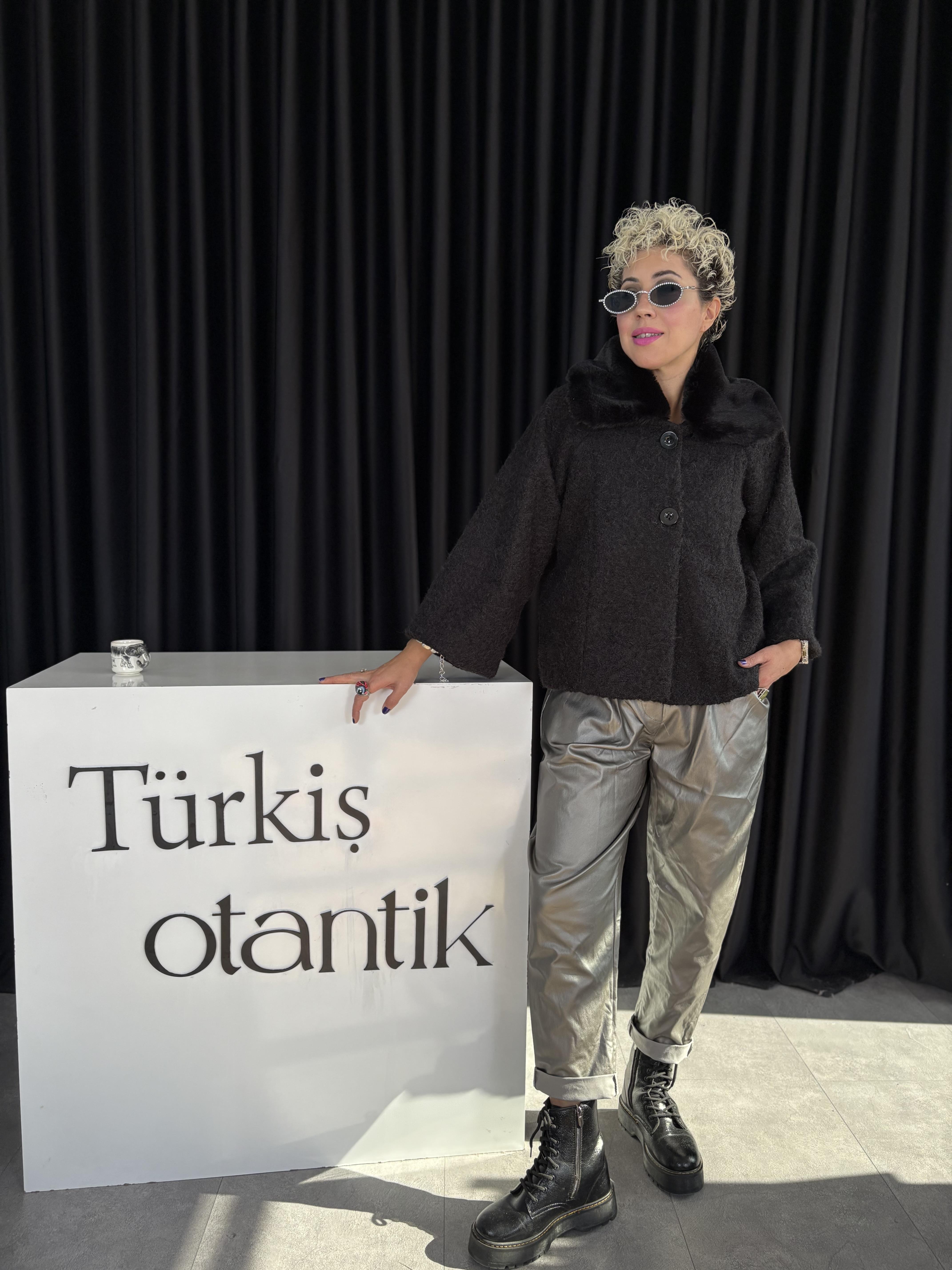 İtalyan Kürklü Kısa Siyah Kaşe Kaban