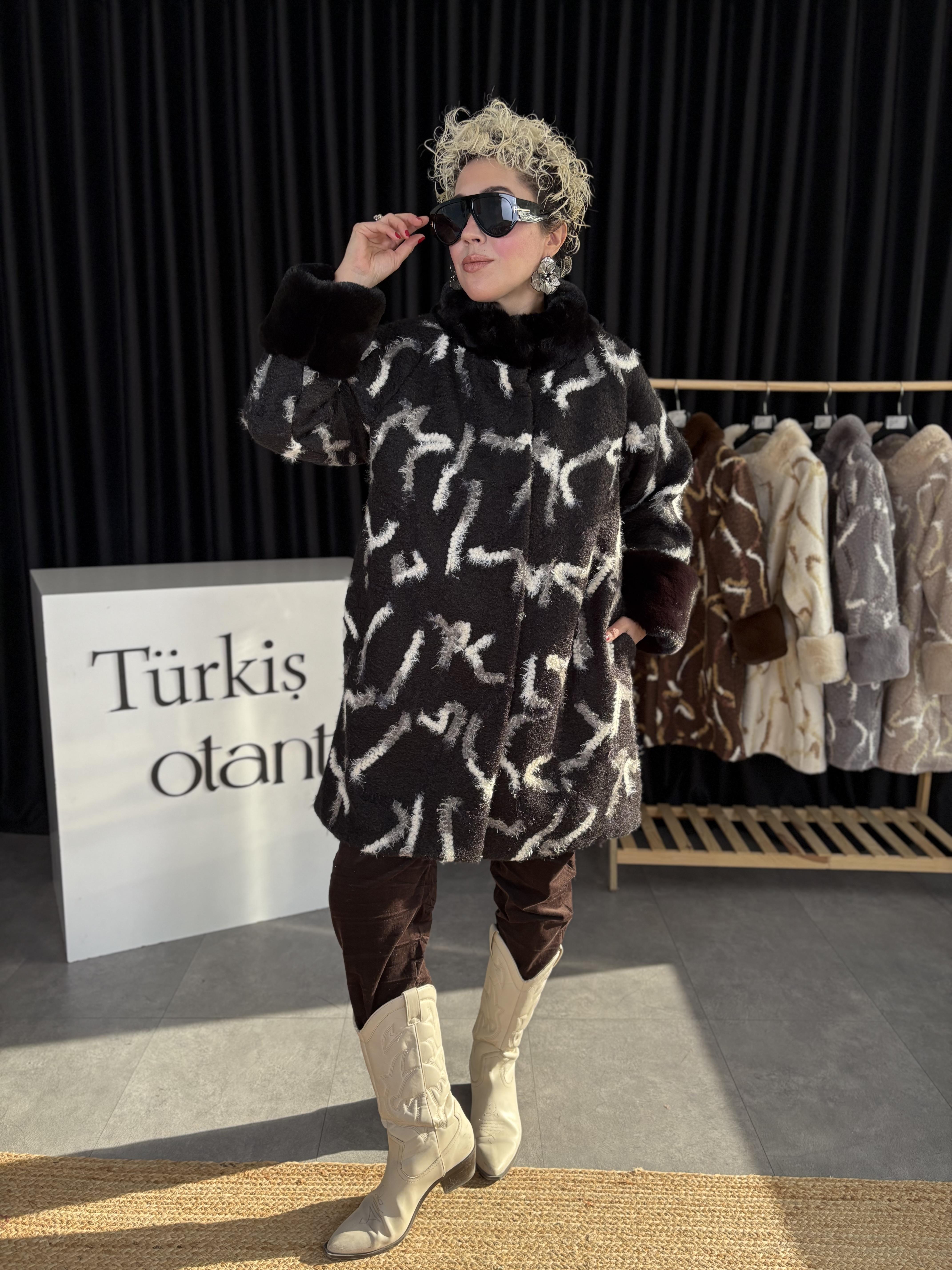 İtalyan Kürklü Siyah Keçe Kaban