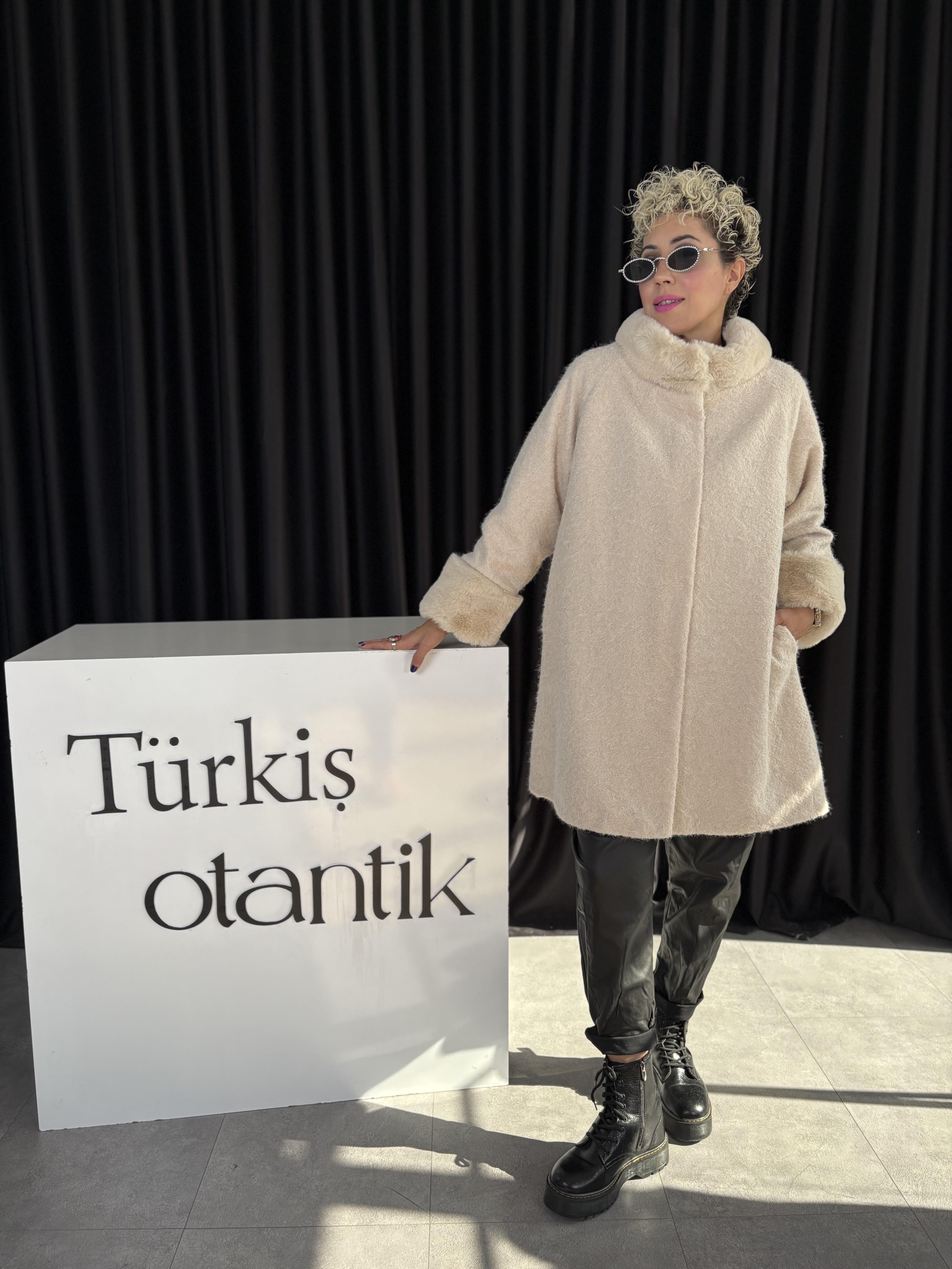 İtalyan Kürklü Uzun Krem Kaşe Kaban