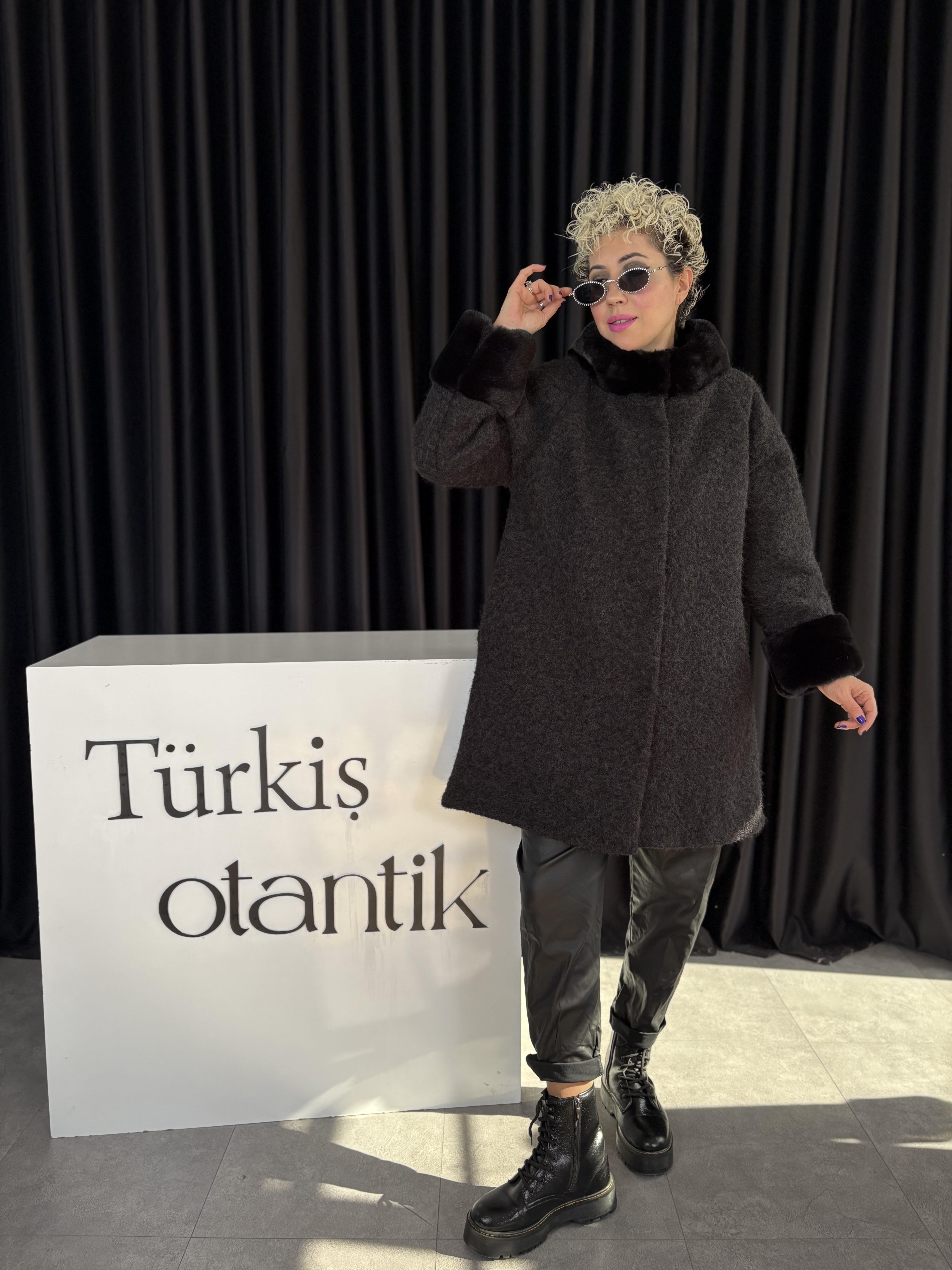 İtalyan Kürklü Uzun Siyah Kaşe Kaban