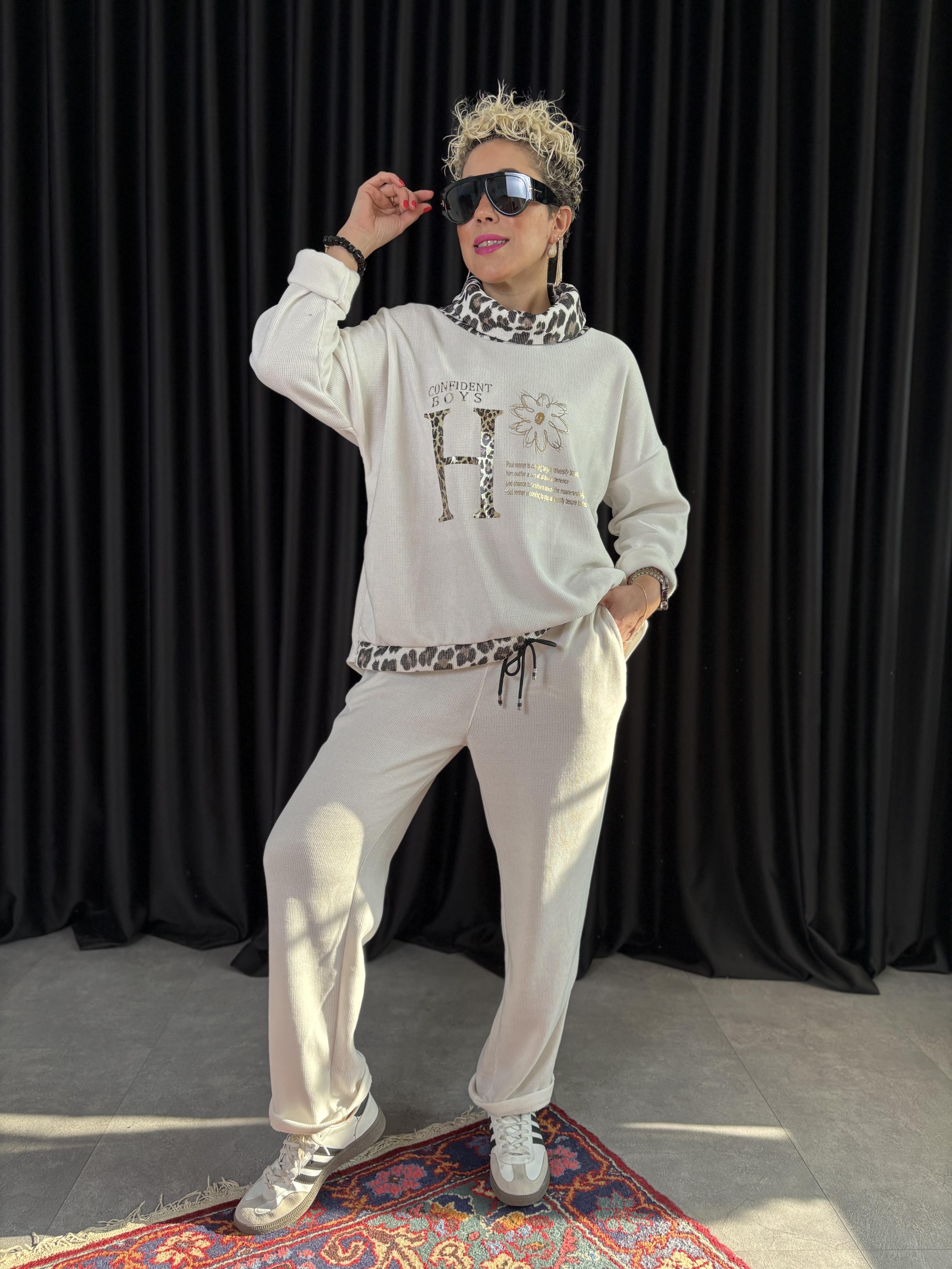 İtalyan Leopar Degaje Yaka Varaklı Beyaz Kadife Takım