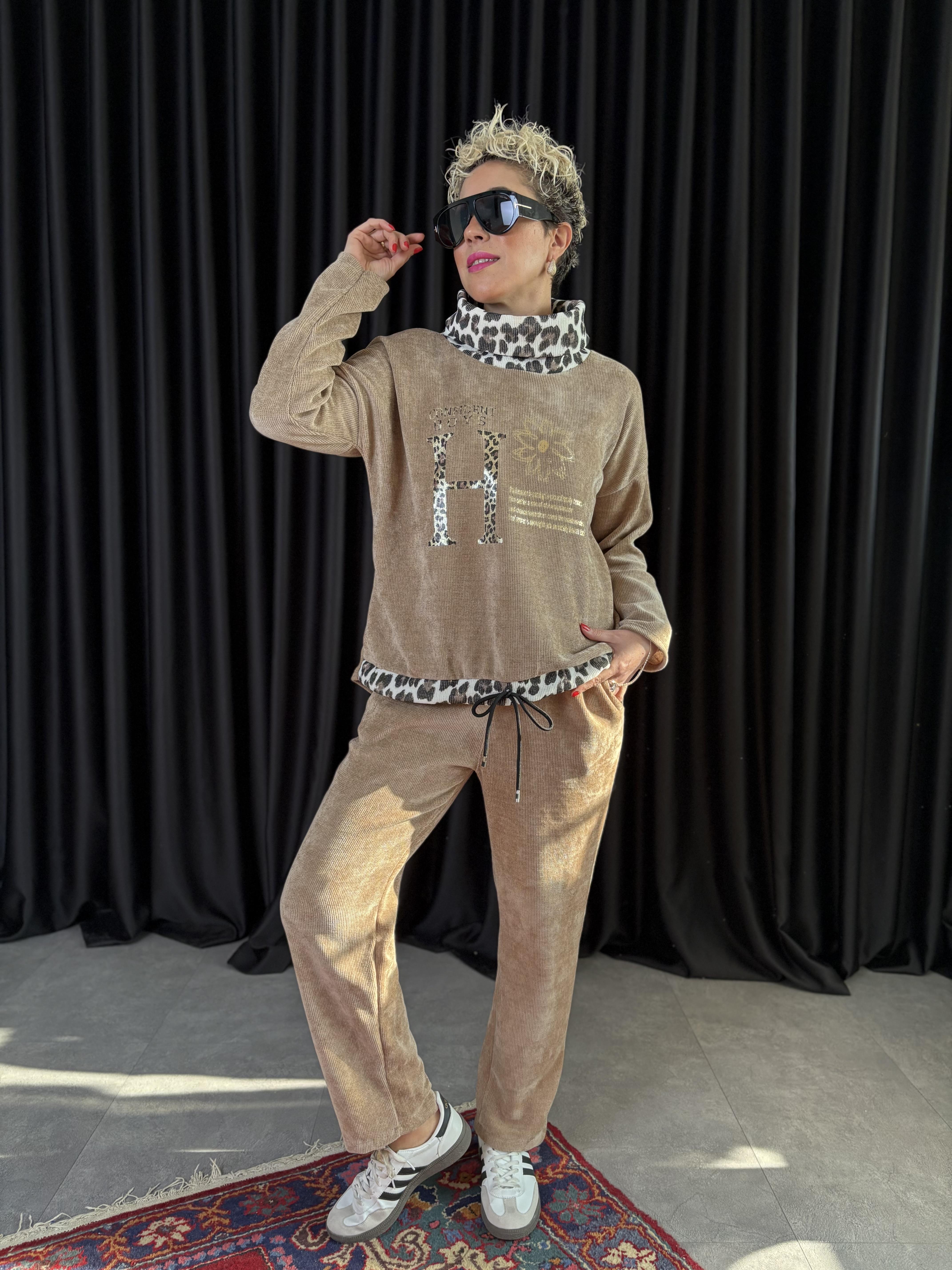 İtalyan Leopar Degaje Yaka Varaklı Camel Kadife Takım