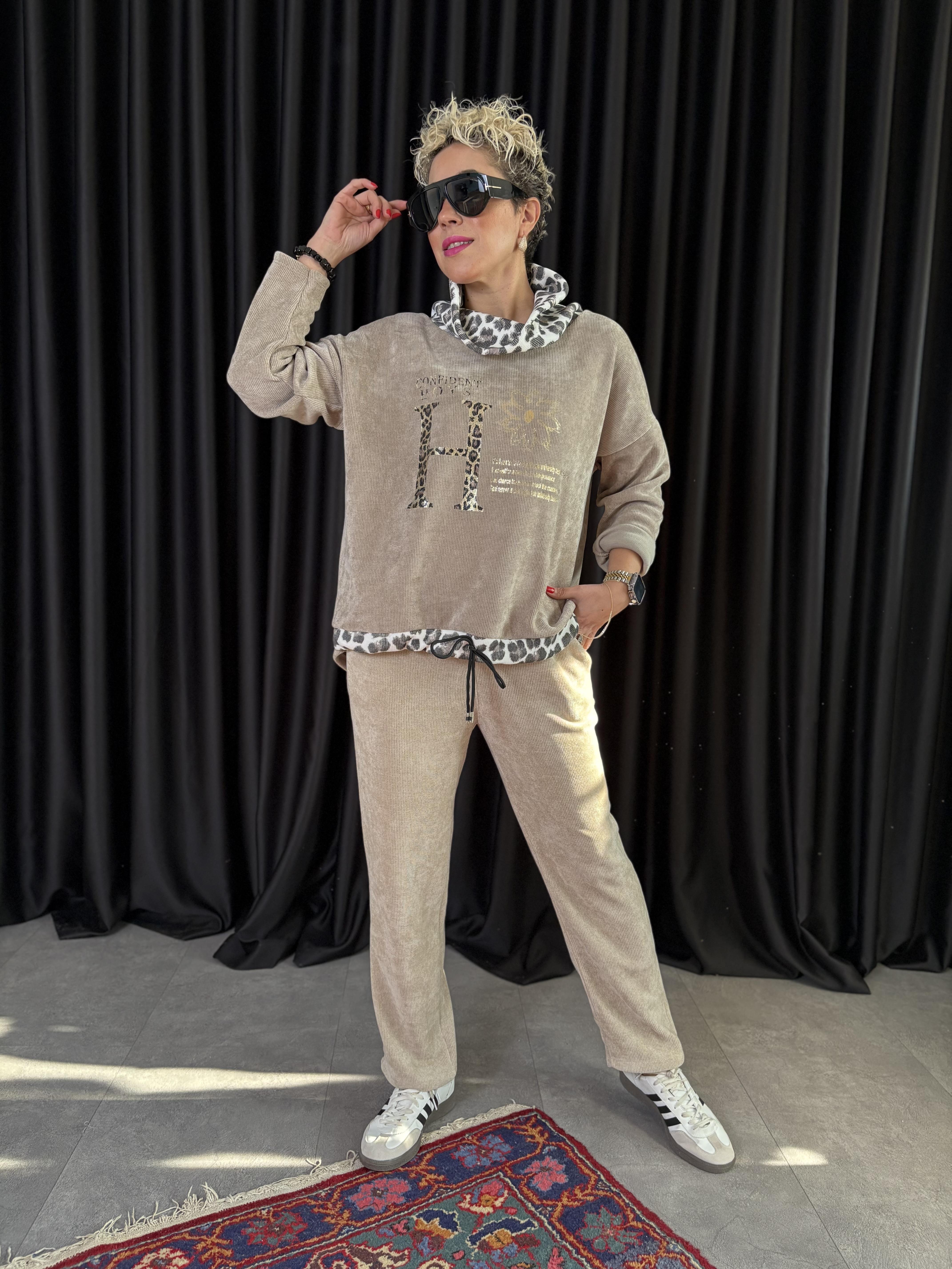 İtalyan Leopar Degaje Yaka Varaklı Vizon Kadife Takım