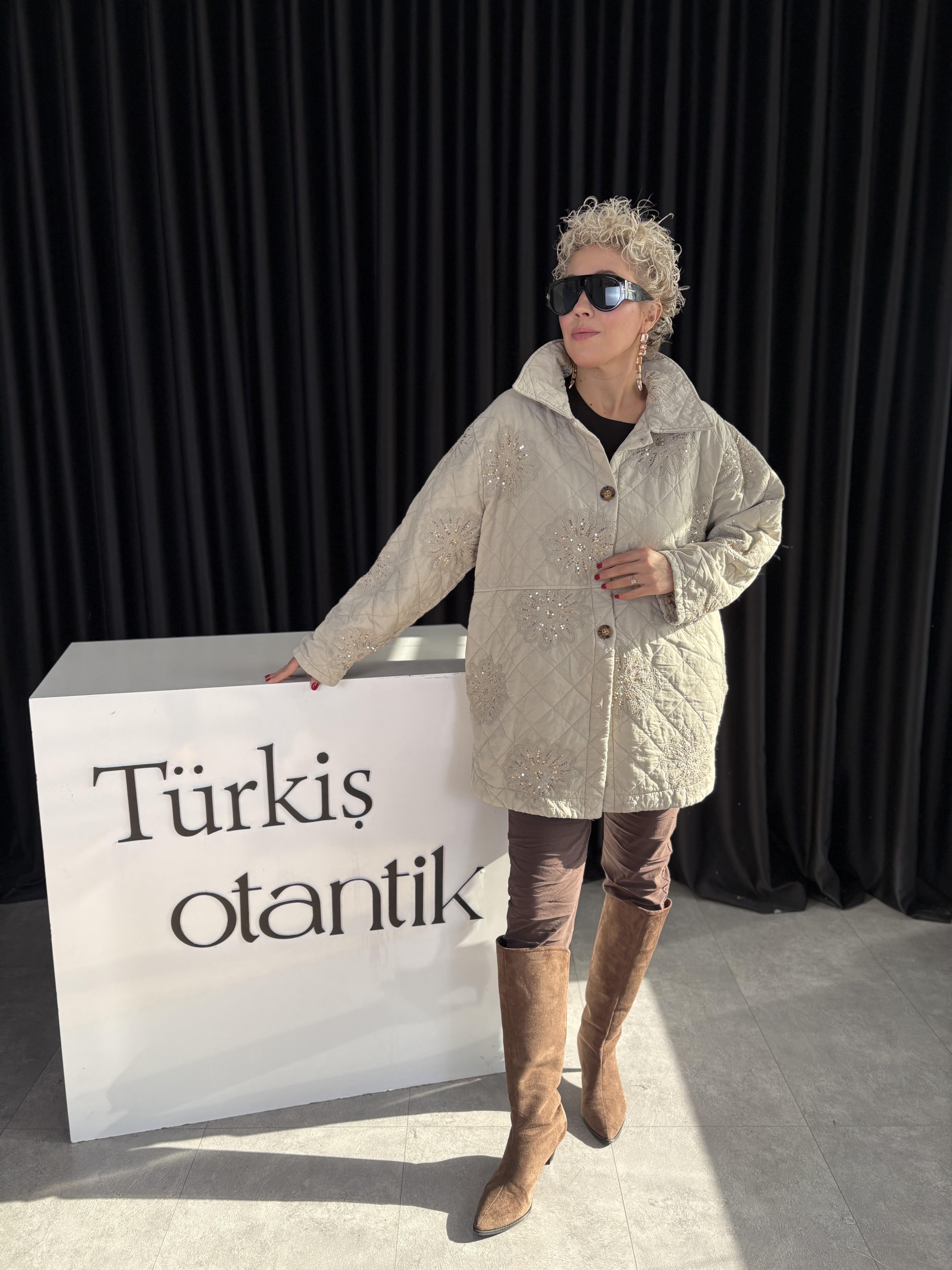 İtalyan Payet Detaylı Krem Kapitone Ceket