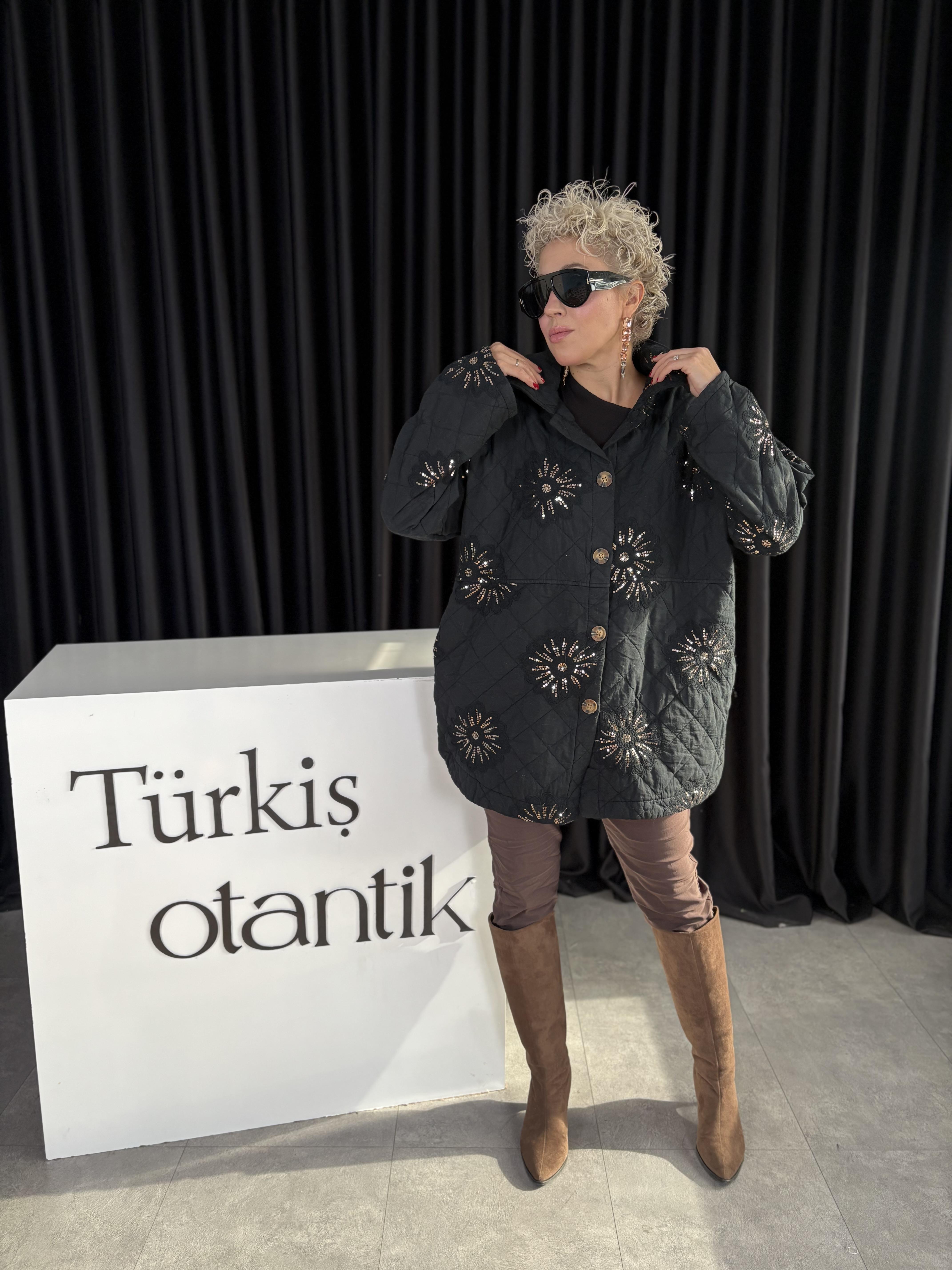 İtalyan Payet Detaylı Siyah Kapitone Ceket