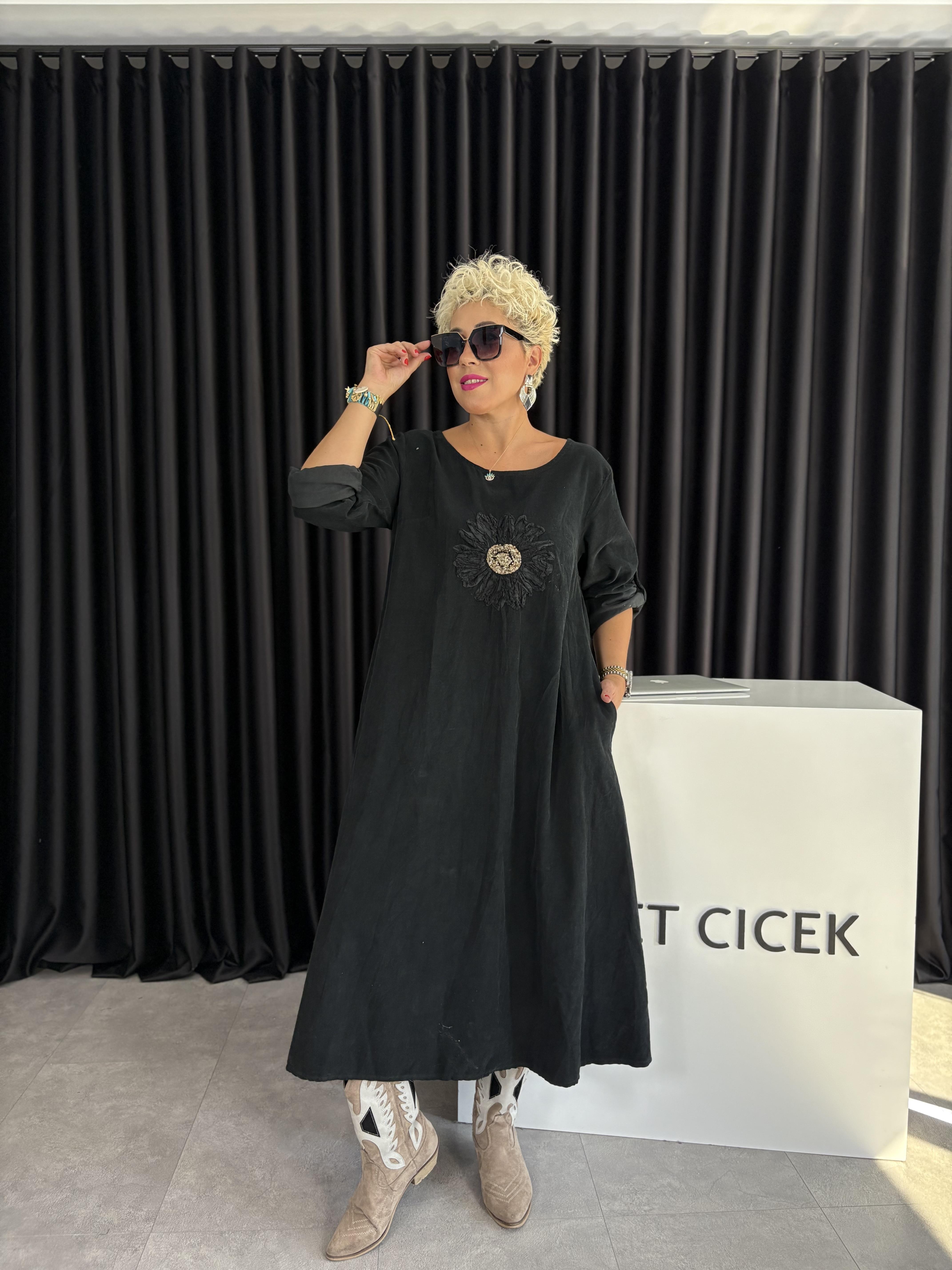 İtalyan Payet ve Çiçek Detaylı Siyah Kadife Elbise