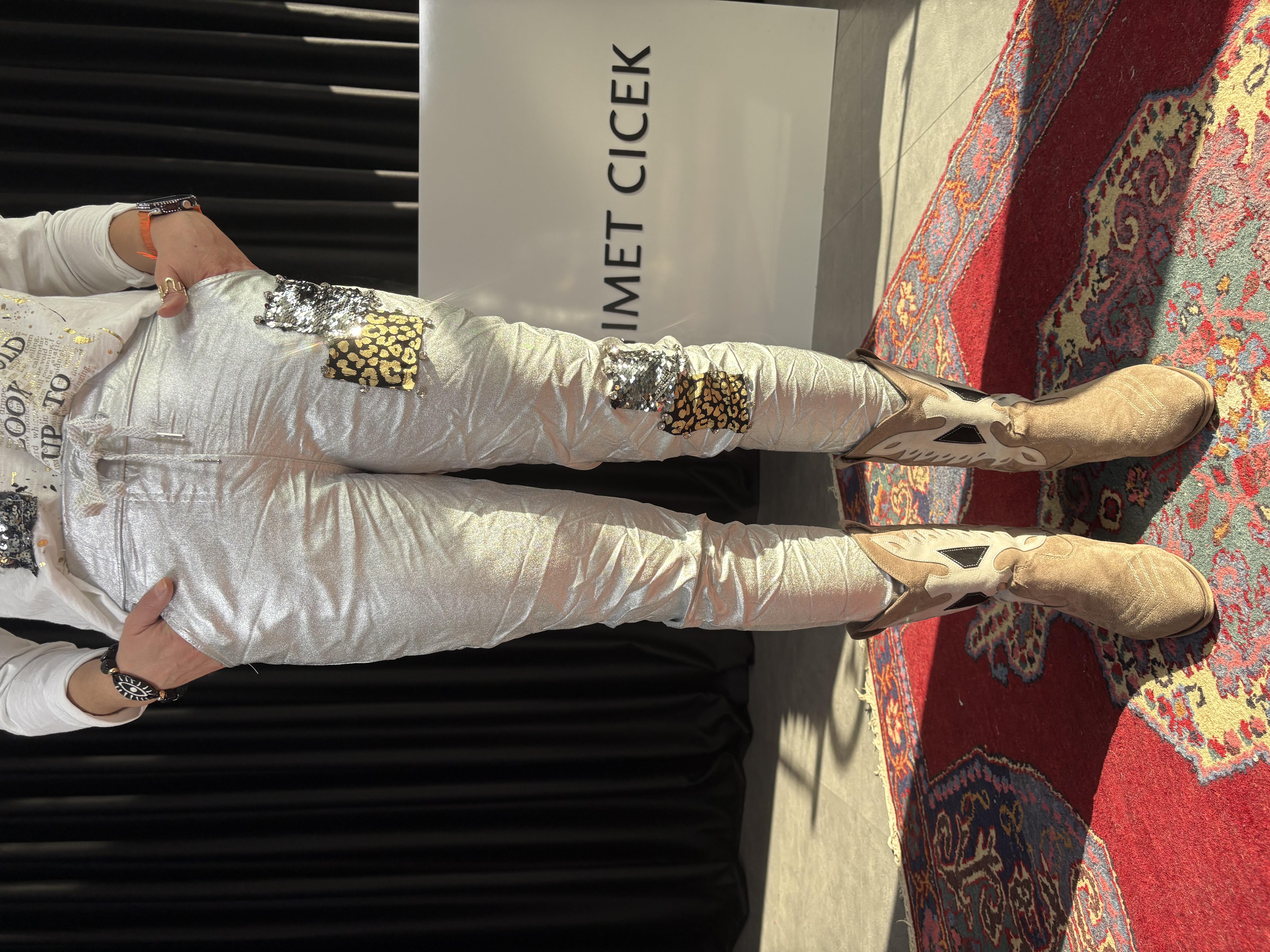 İtalyan Payet ve Taş Detaylı Gümüş Deri Pantolon