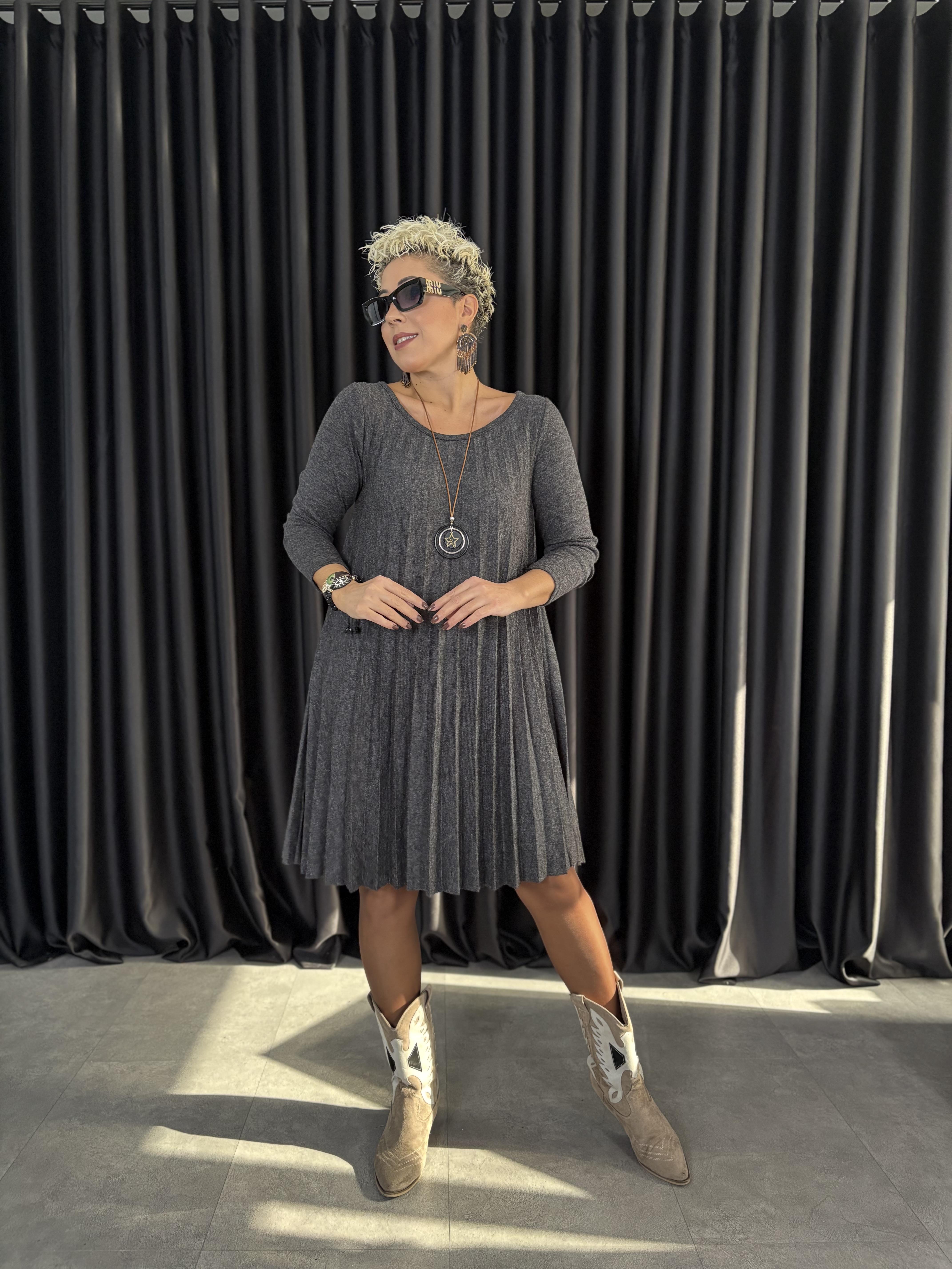 İtalyan Pileli Antrasit Kolyeli Triko Elbise