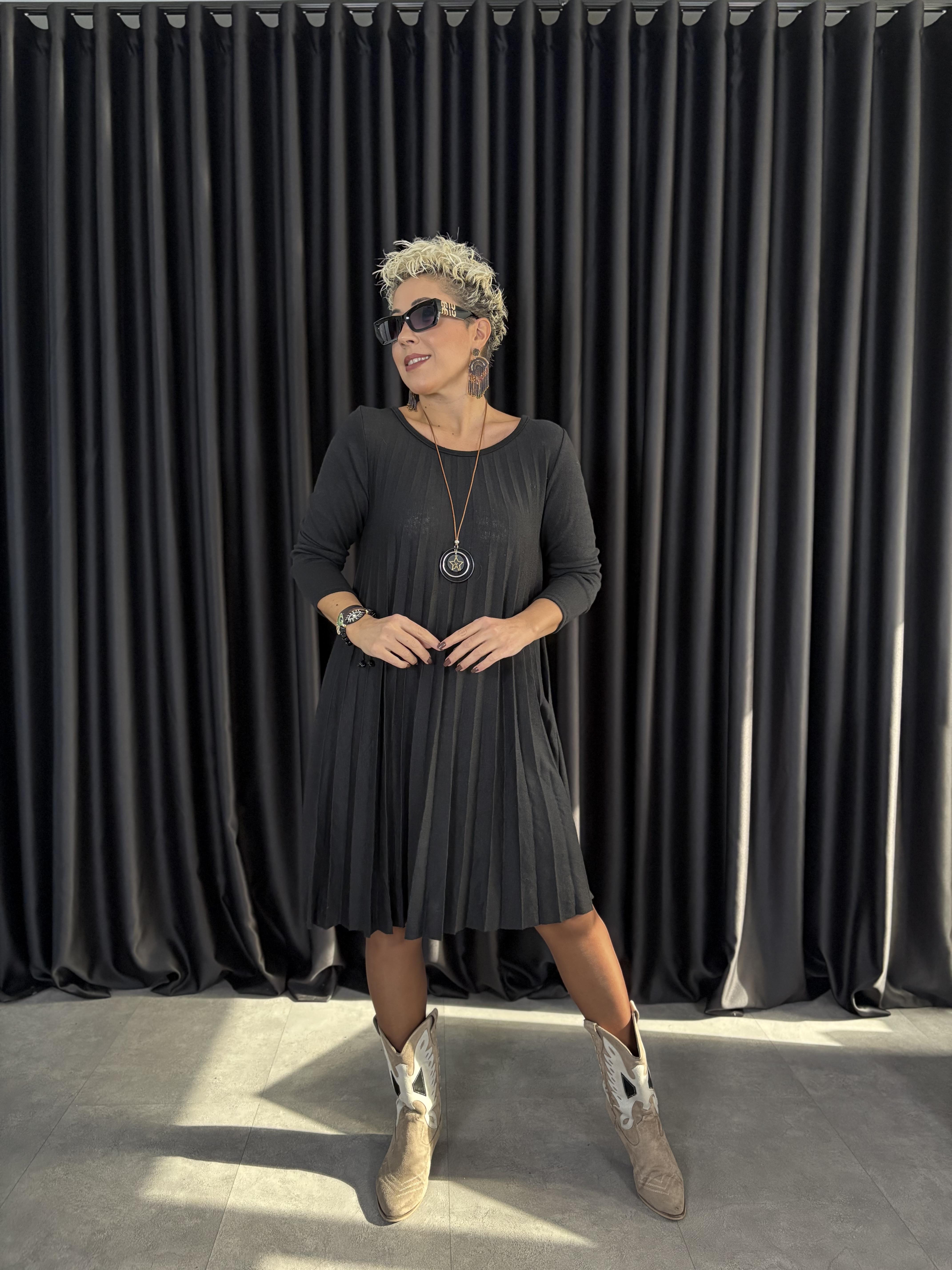 İtalyan Pileli Siyah Kolyeli Triko Elbise