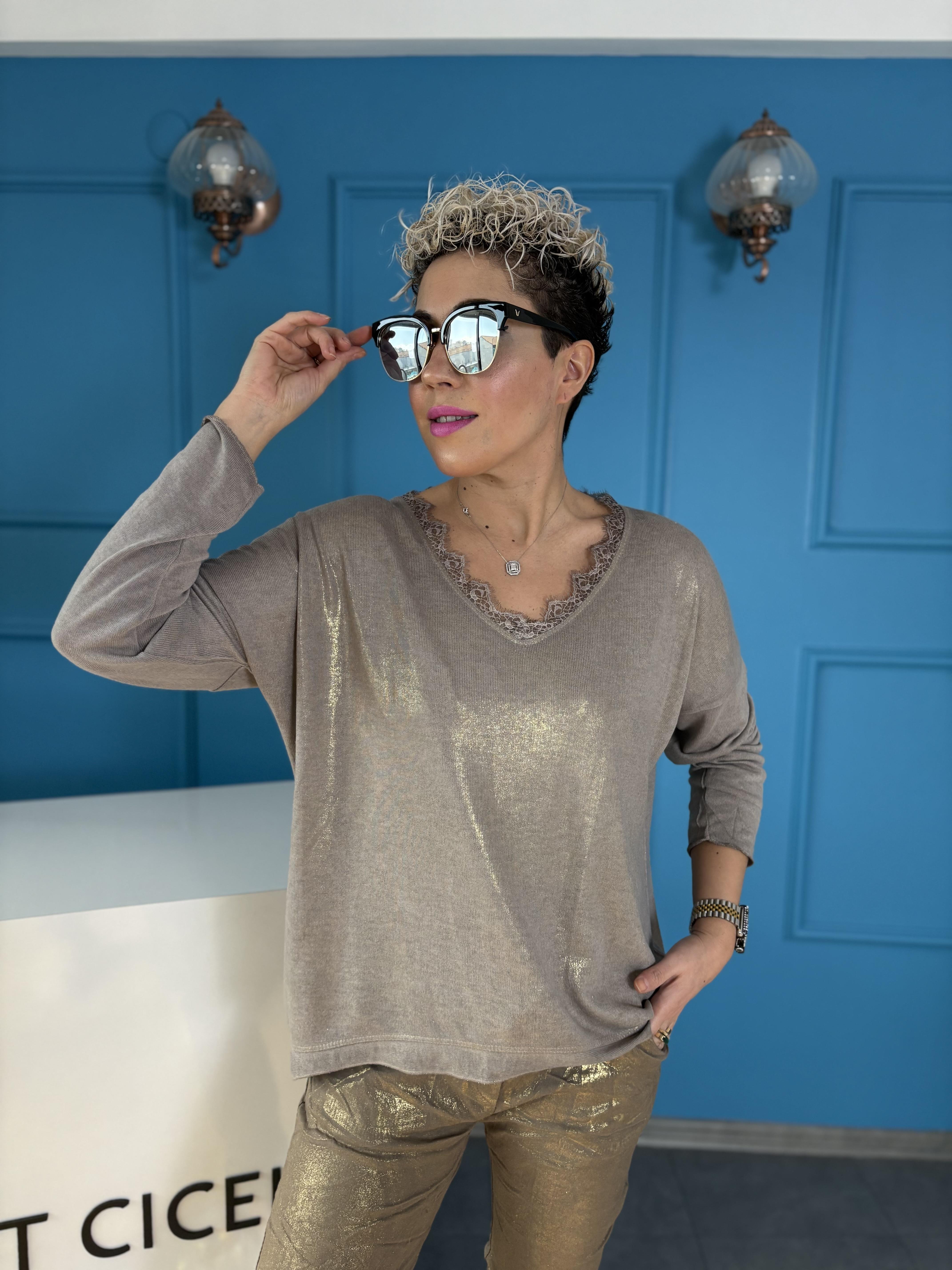 İtalyan Varaklı Dantel Detaylı Vizon Bluz