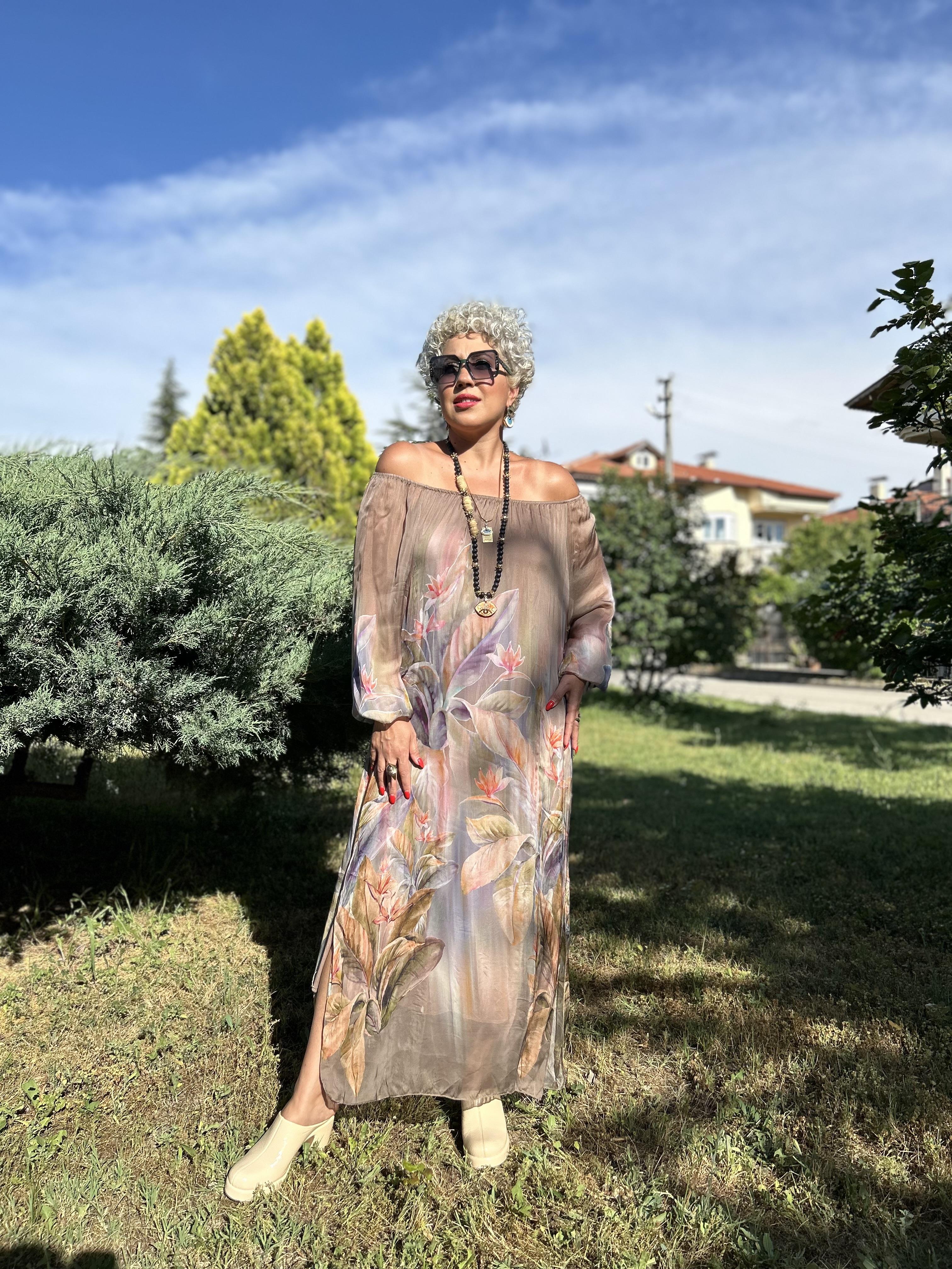İtalyan Yaprak Desenli Madonna Yaka Açık Kahve İpek Elbise