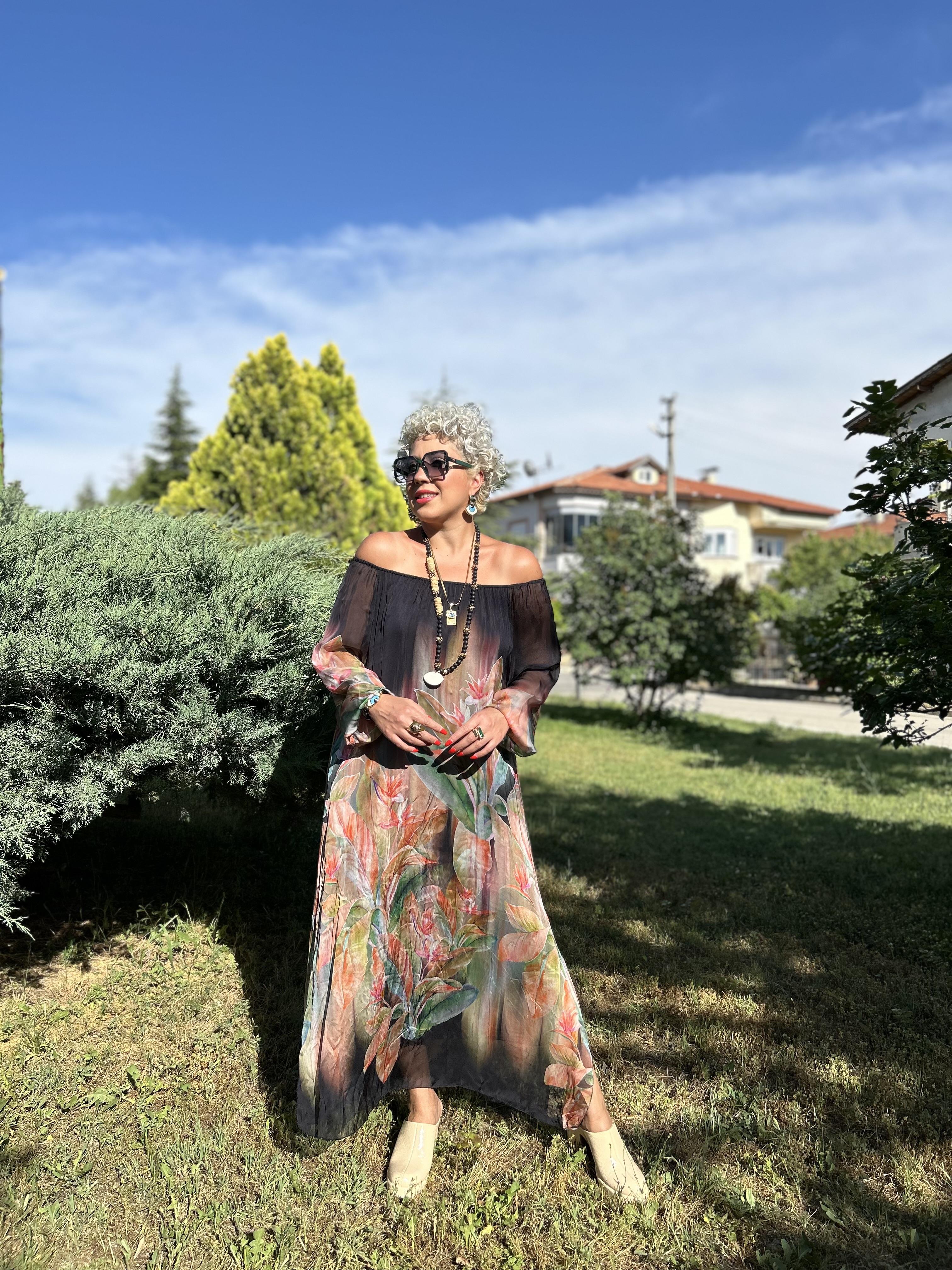 İtalyan Yaprak Desenli Madonna Yaka Siyah İpek Elbise