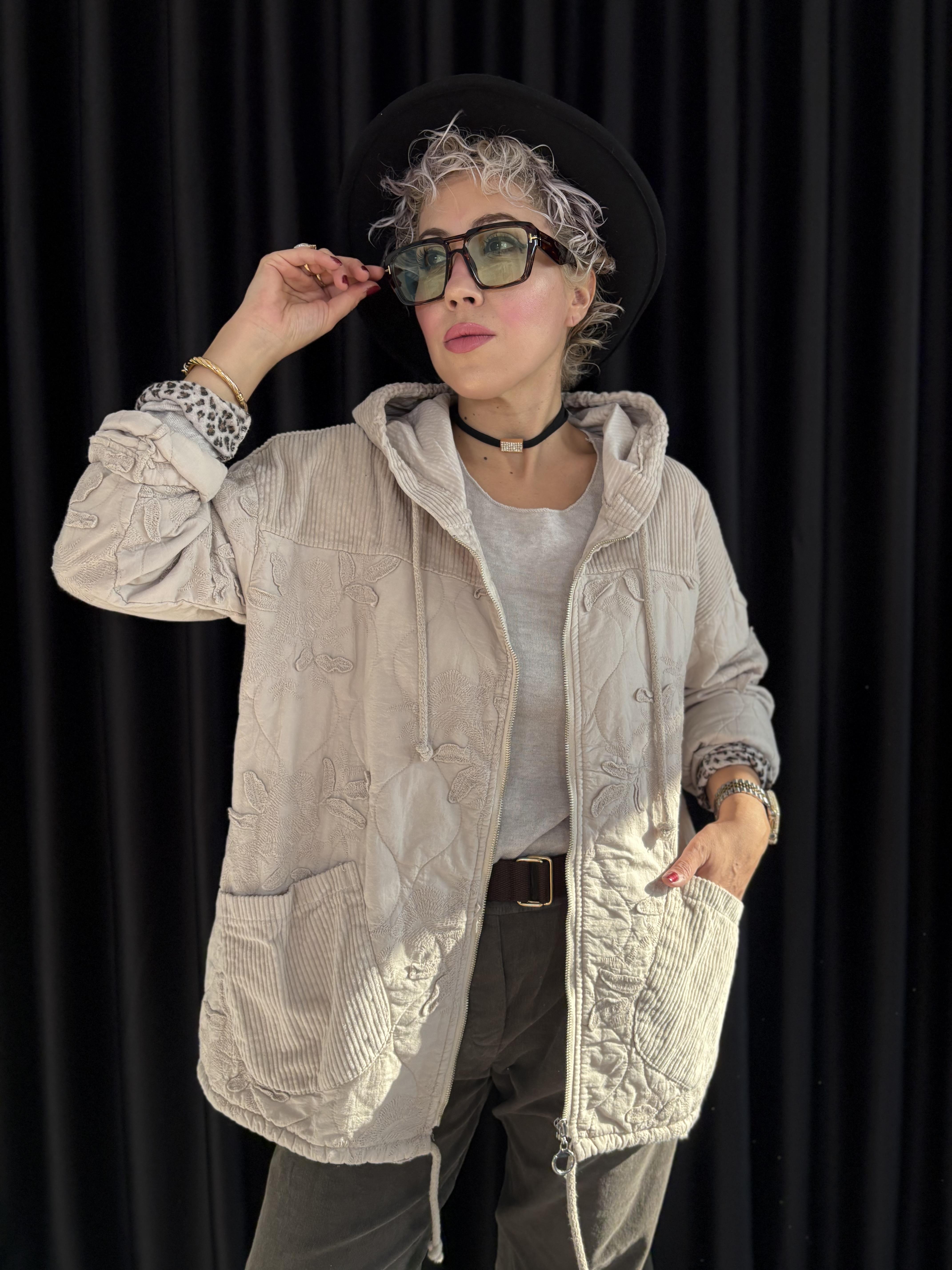 Kadife Detaylı İtalyan Krem Kapitone Ceket