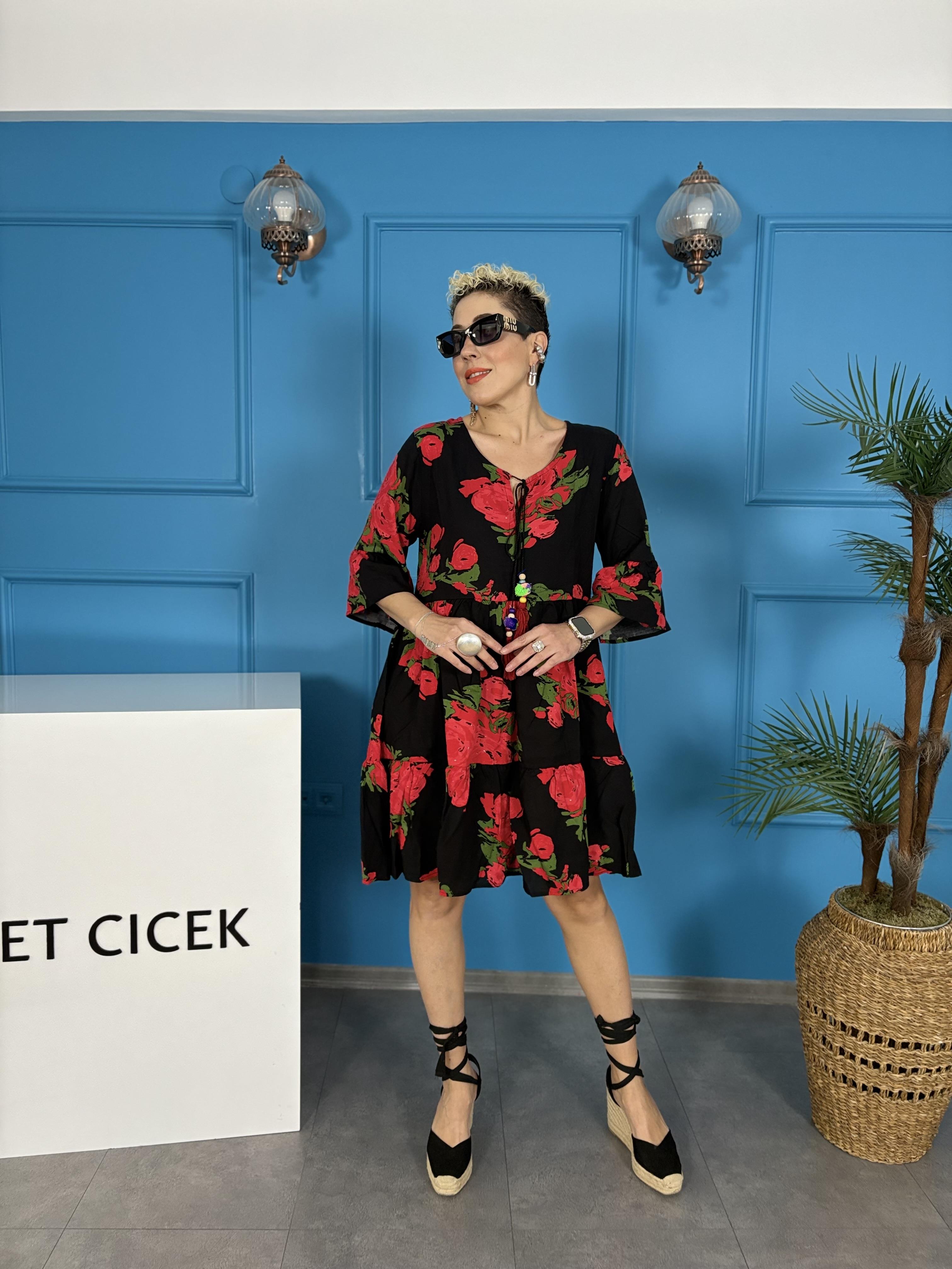 Kırmızı Gül Desenli İtalyan Siyah Kısa Elbise