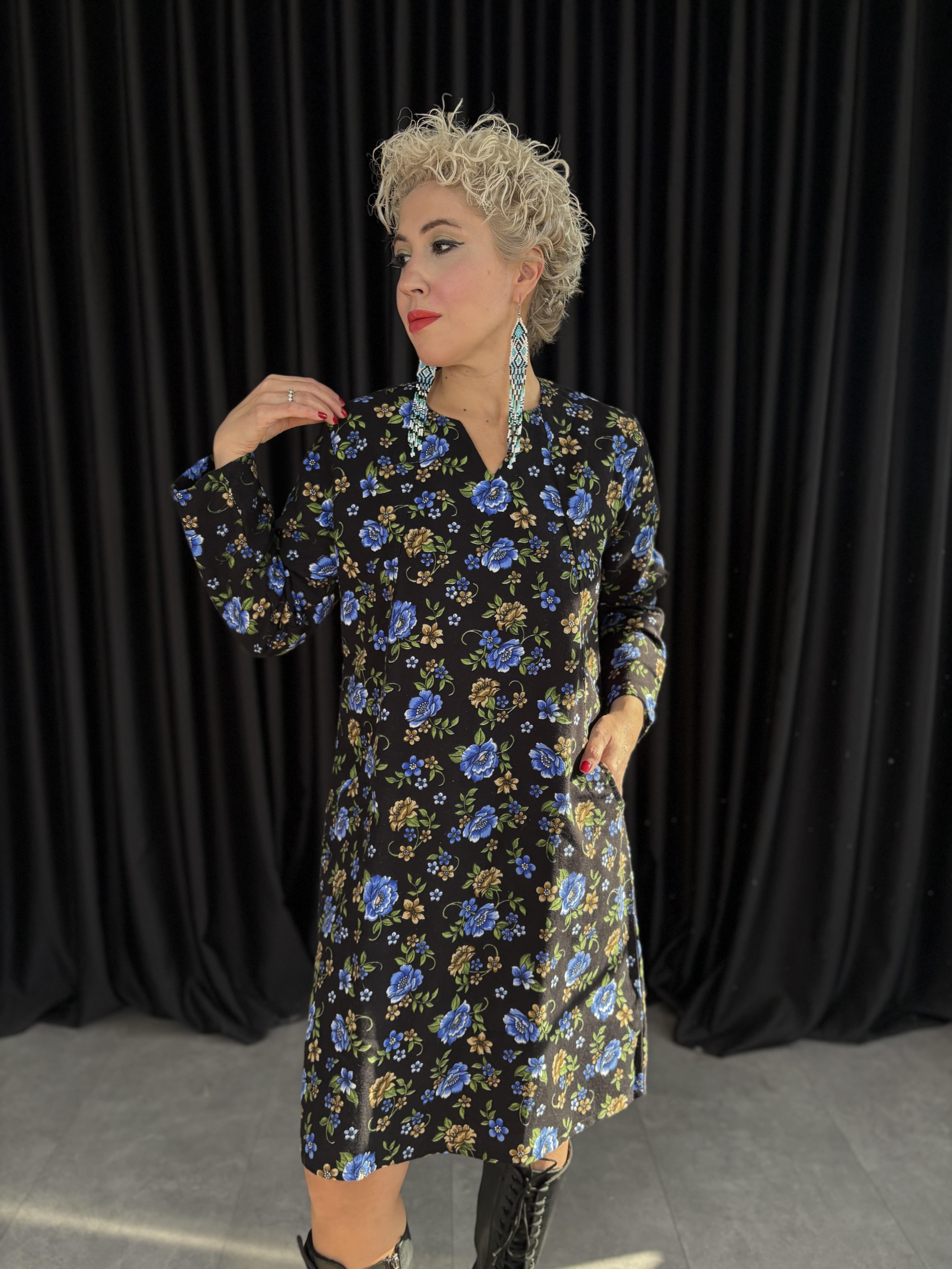 Mavi Çiçek Desenli Siyah Pazen Elbise