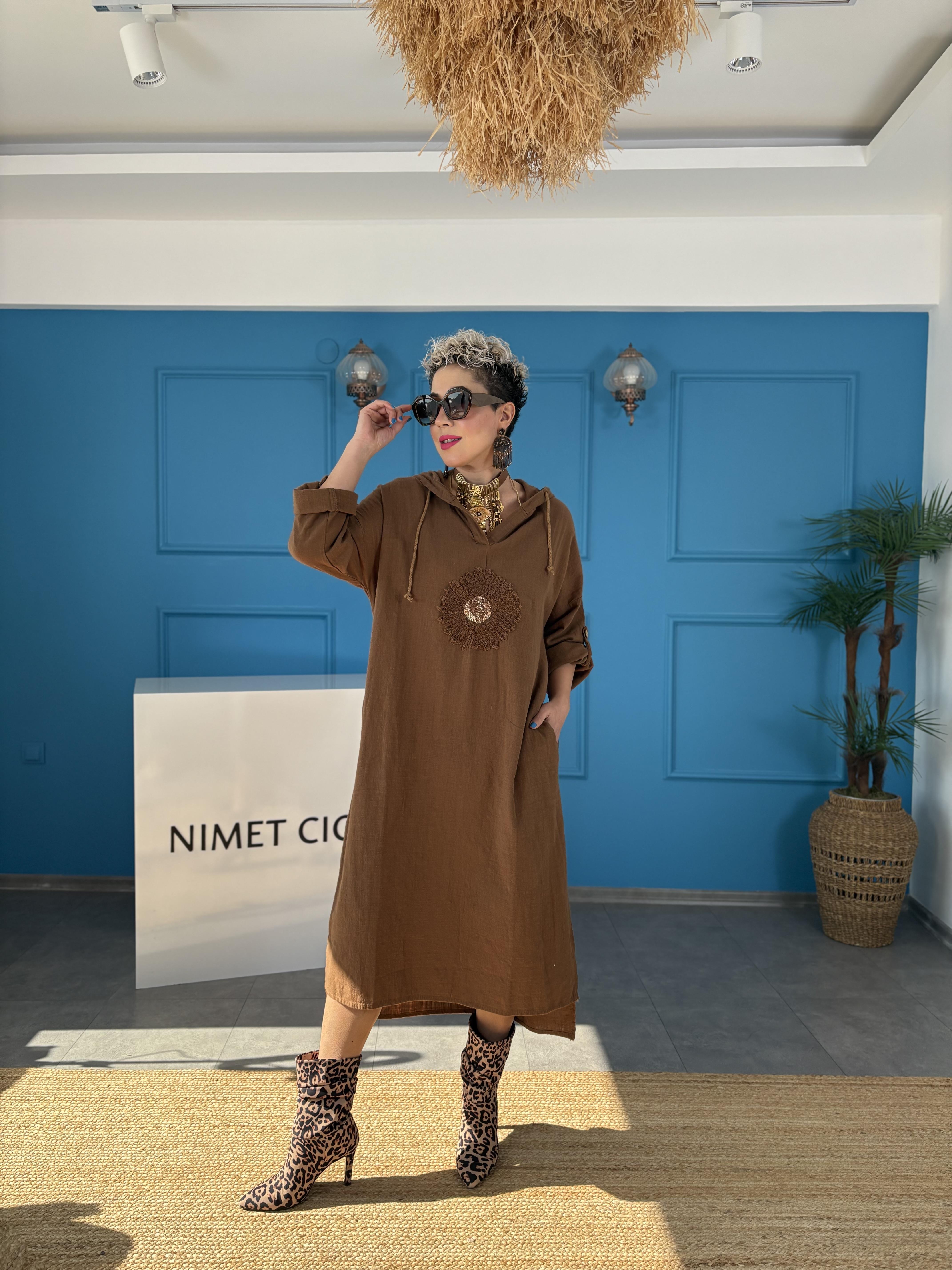 Payet Çiçek Desenli Kapşonlu Camel Elbise 