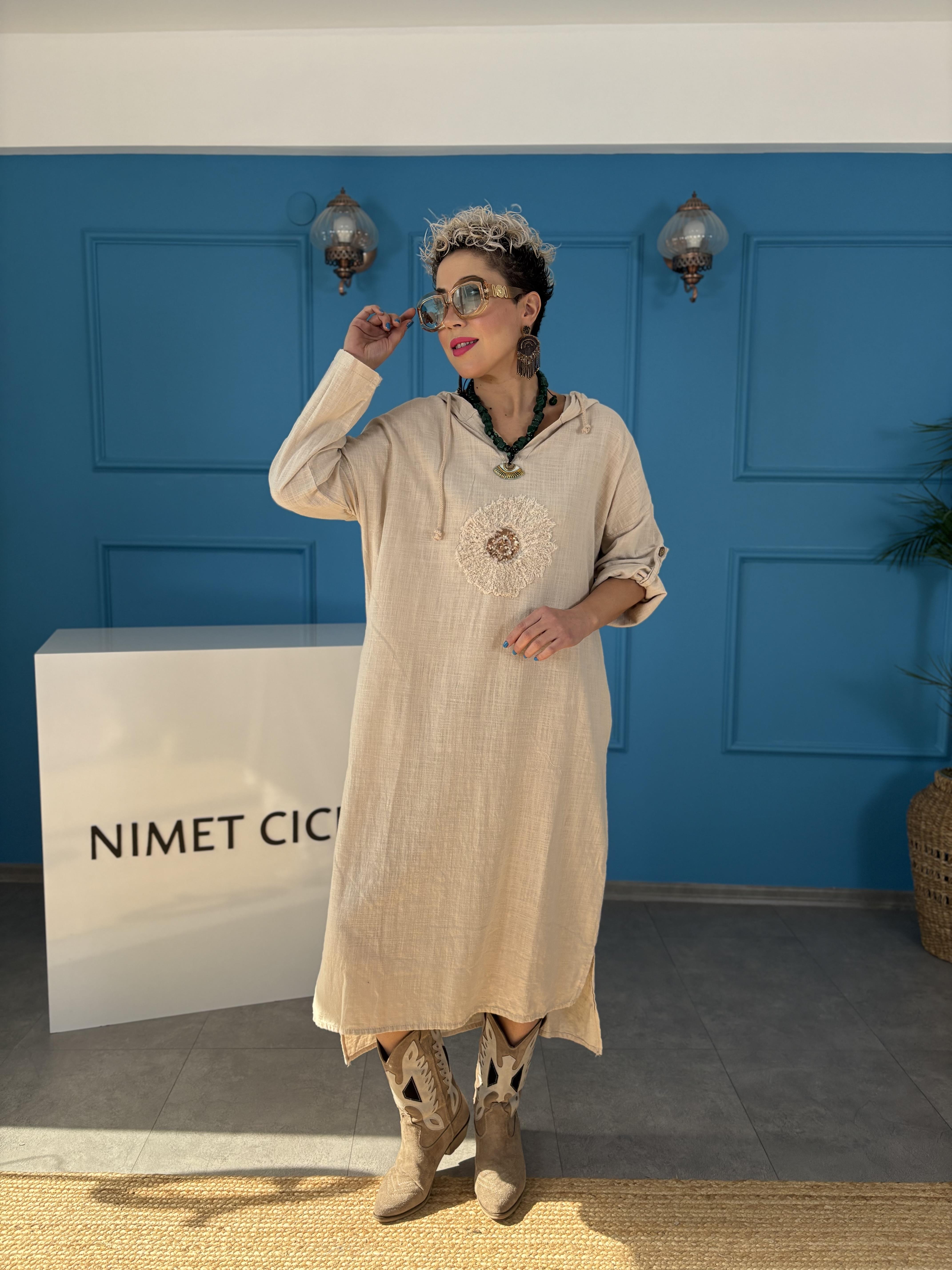 Payet Çiçek Desenli Kapşonlu Krem Elbise