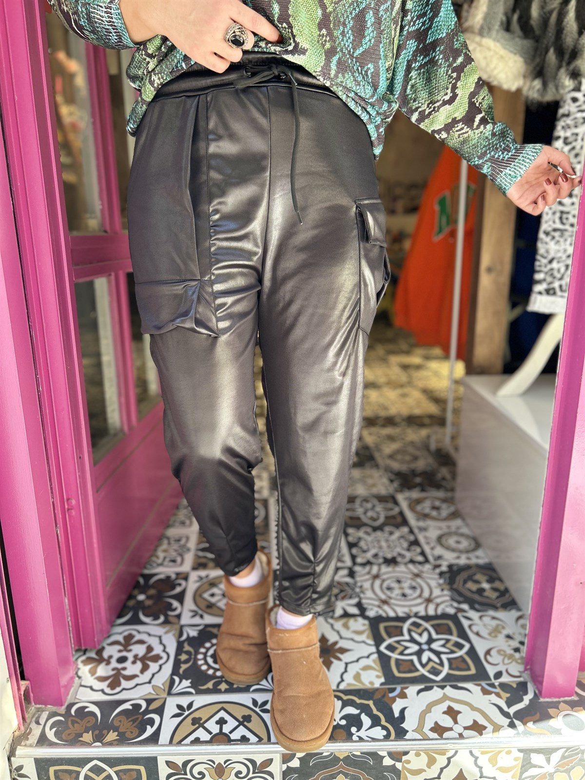 Siyah Deri Görünümlü Kargo Pantalon
