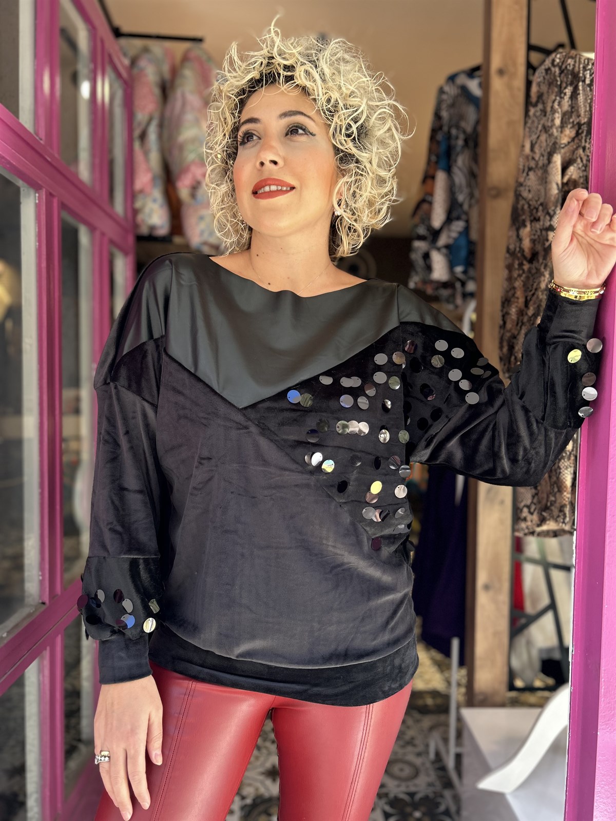 Siyah Pul Detaylı Bluz