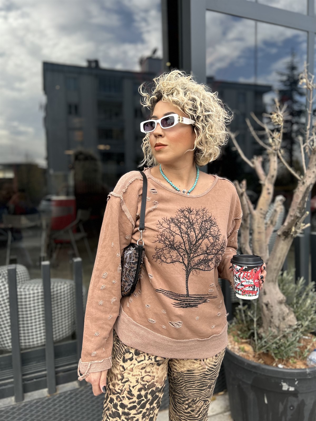 Sütlü Kahverengi Hayat Ağacı Desenli Yırtık Detaylı Sweatshirt