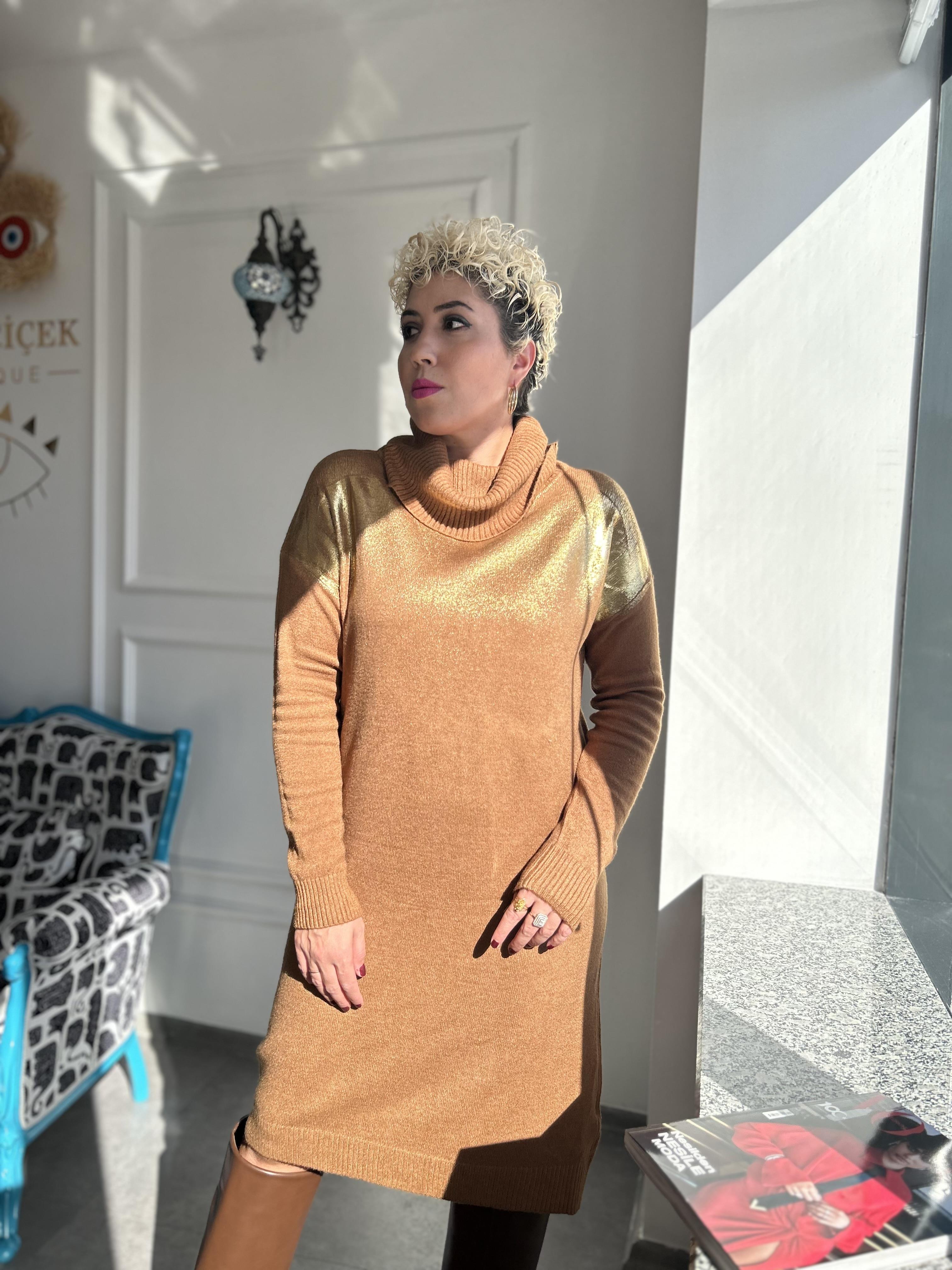 Varaklı İtalyan Degaje Yaka Triko Elbise