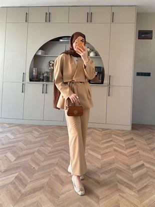 Alvena Geniş Yaka Kruvaze Takım Camel (26061)