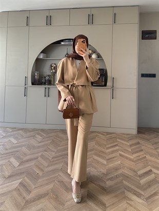 Alvena Geniş Yaka Kruvaze Takım Camel (26061)