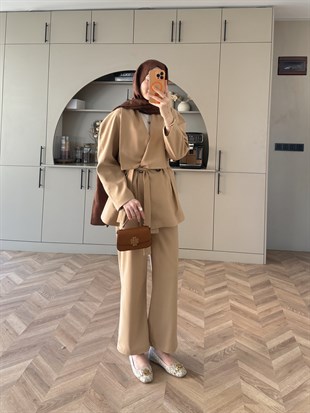 Alvena Geniş Yaka Kruvaze Takım Camel (26061)