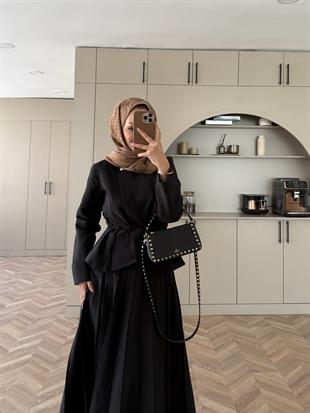 Broş Detaylı Pileli Etekli Takım Siyah