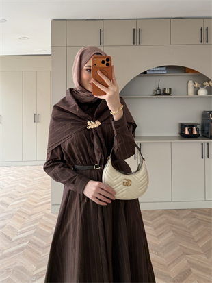 Stew Çizgili Şal Detaylı Broşlu Elbise Kahve (1908)