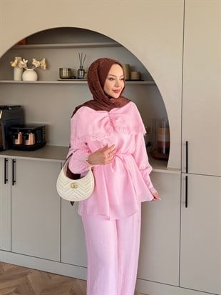 Vea Dantel Detaylı Pelerinli Pantolonlu Takım Pembe (8141)
