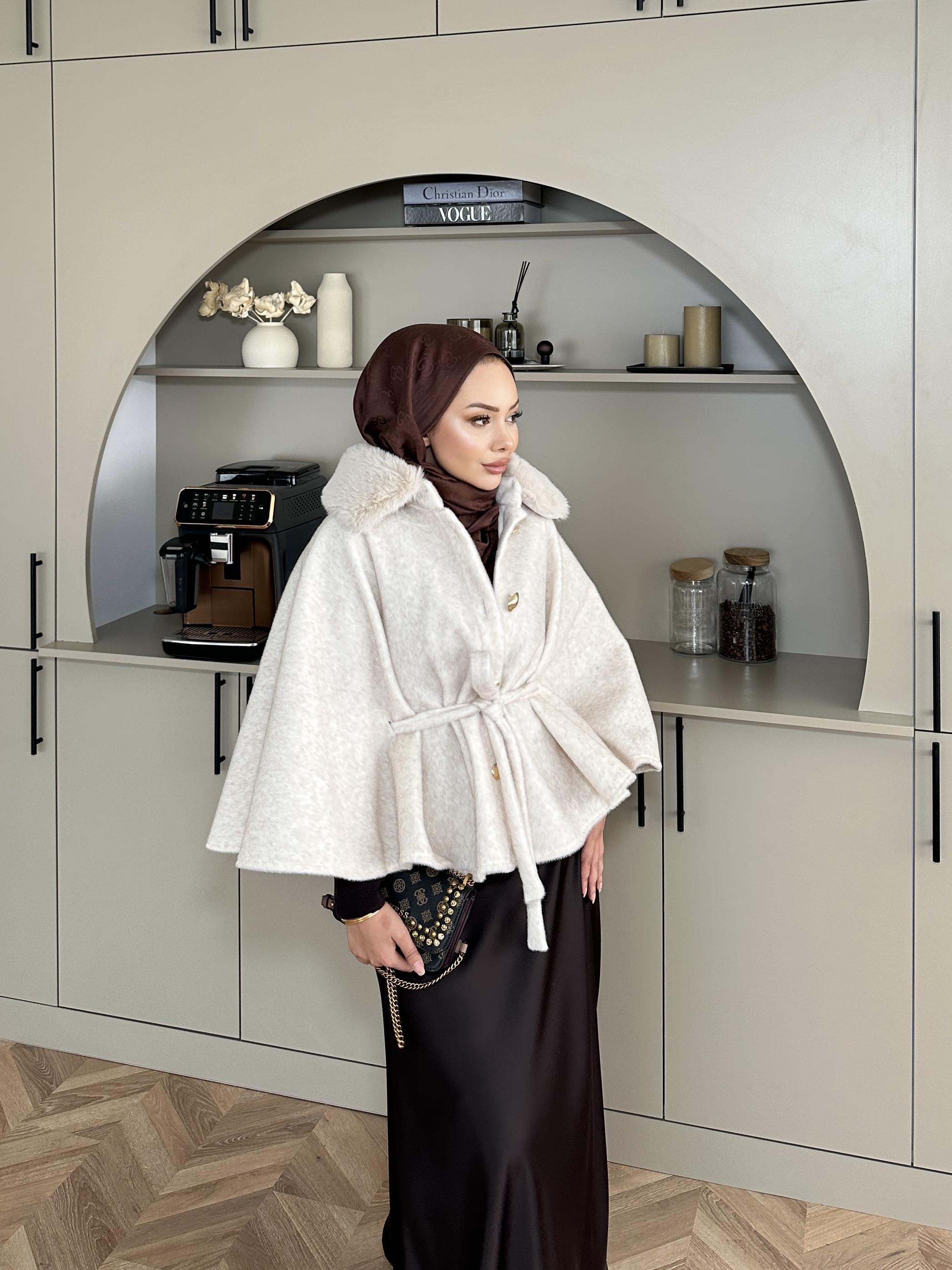 Darby Yakası Kürk Detaylı Angora Panço Ekru