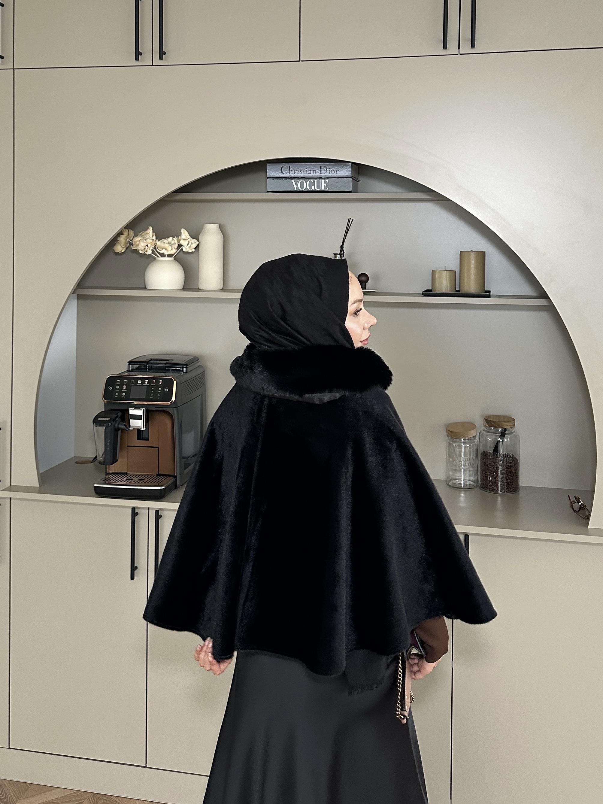 Darby Yakası Kürk Detaylı Angora Panço Siyah