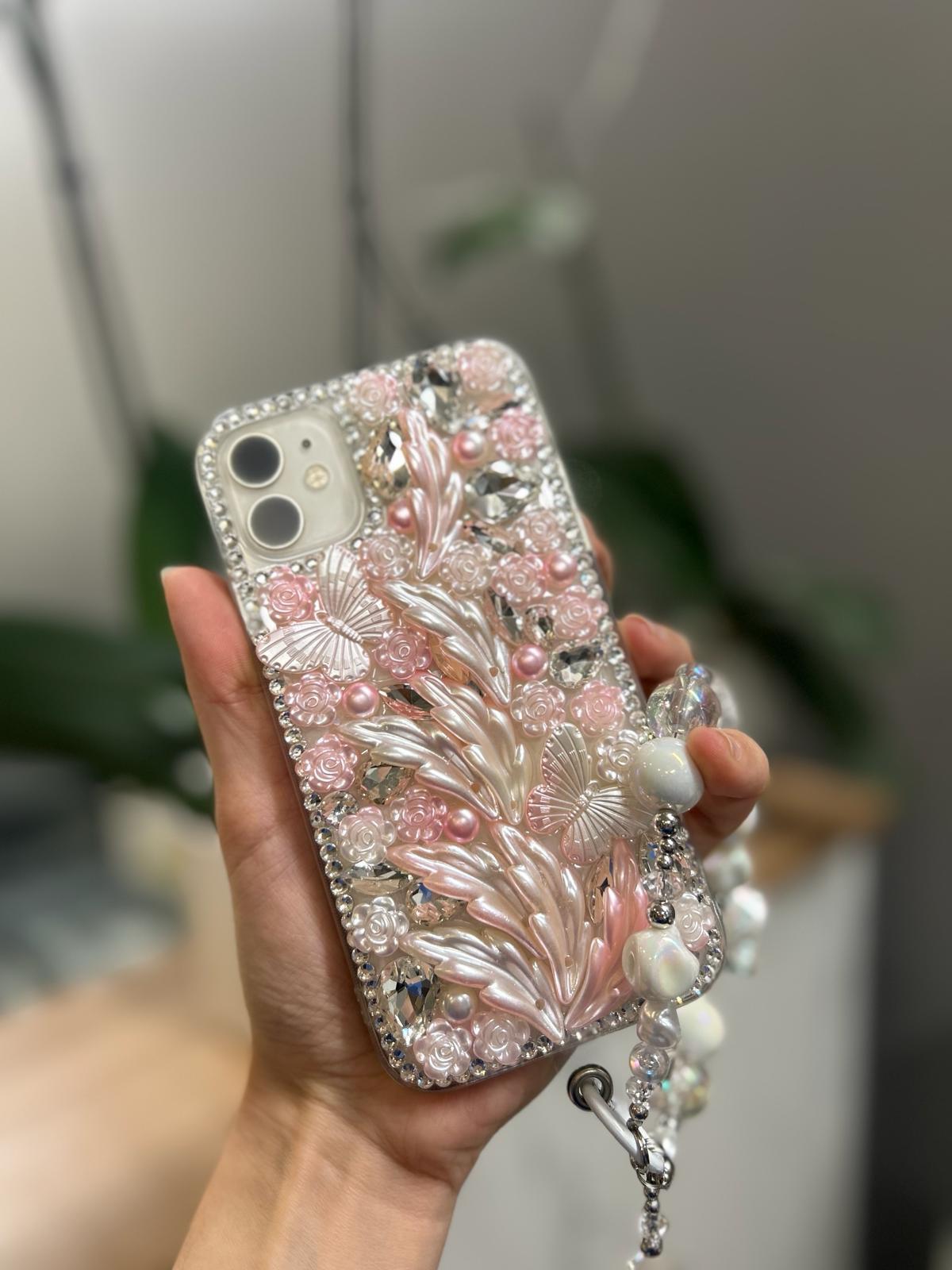 Kelebek Ve Çiçek Desenli Charmlı Telefon Kılıfı Pembe
