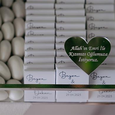 İsteme için Çiçek ve Çikolata