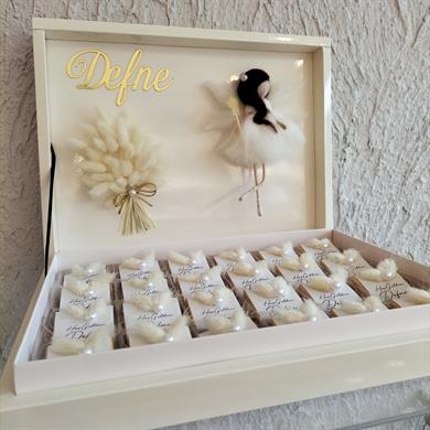 Krem Çiçek Süslemeli Çikolata