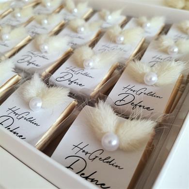 Krem Çiçek Süslemeli Çikolata