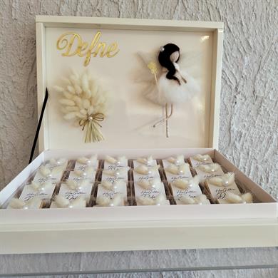 Krem Çiçek Süslemeli Çikolata