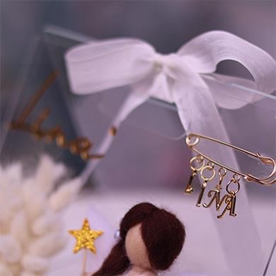 Pleksi Kutulu Çiçek Süslemeli Bebek Çikolatası