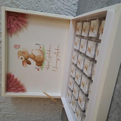 Tavşan Desenli Çiçek Süslemeli Bebek Çikolatası