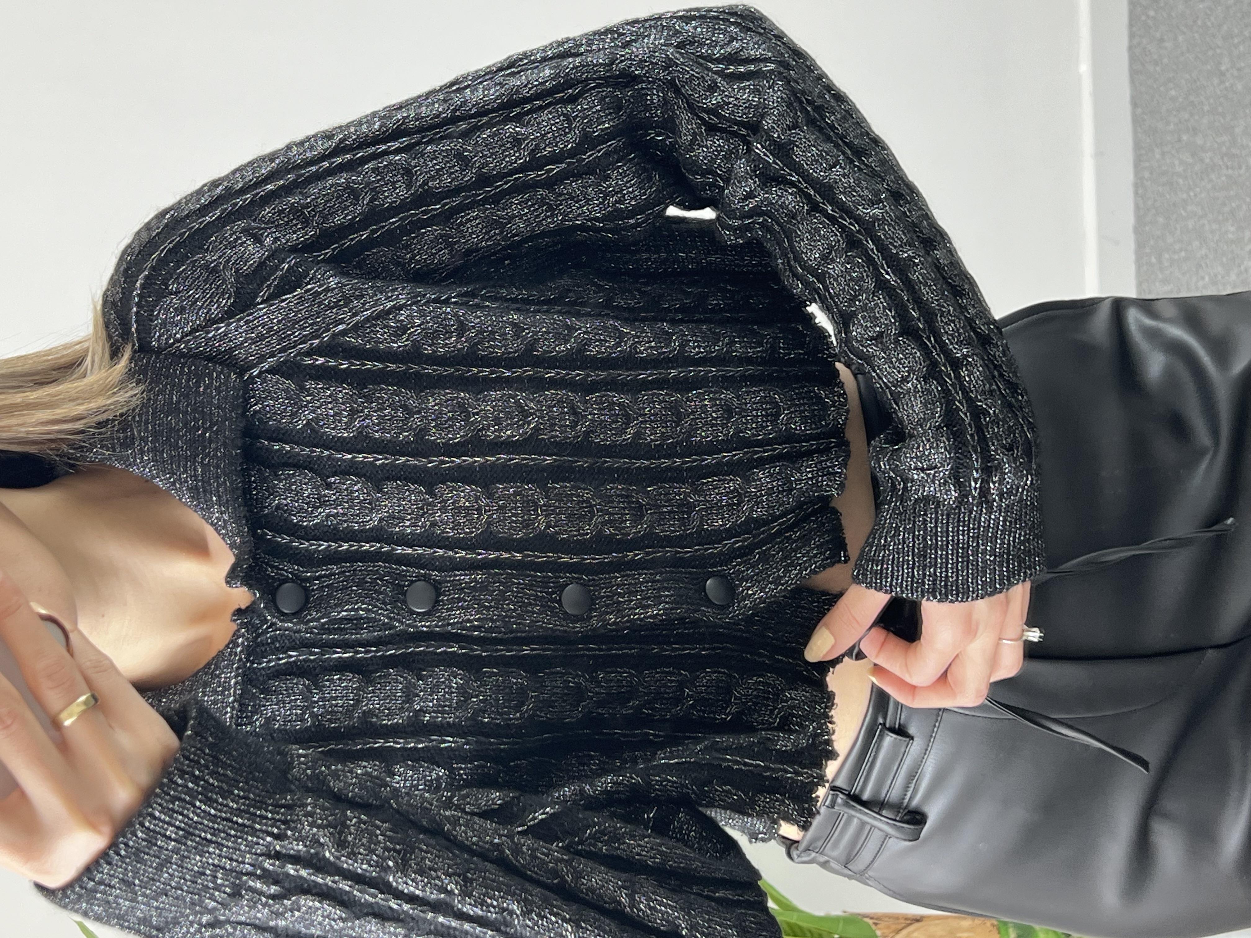  Dilvin Polo Yaka Düğmeli Simli Crop Siyah Hırka