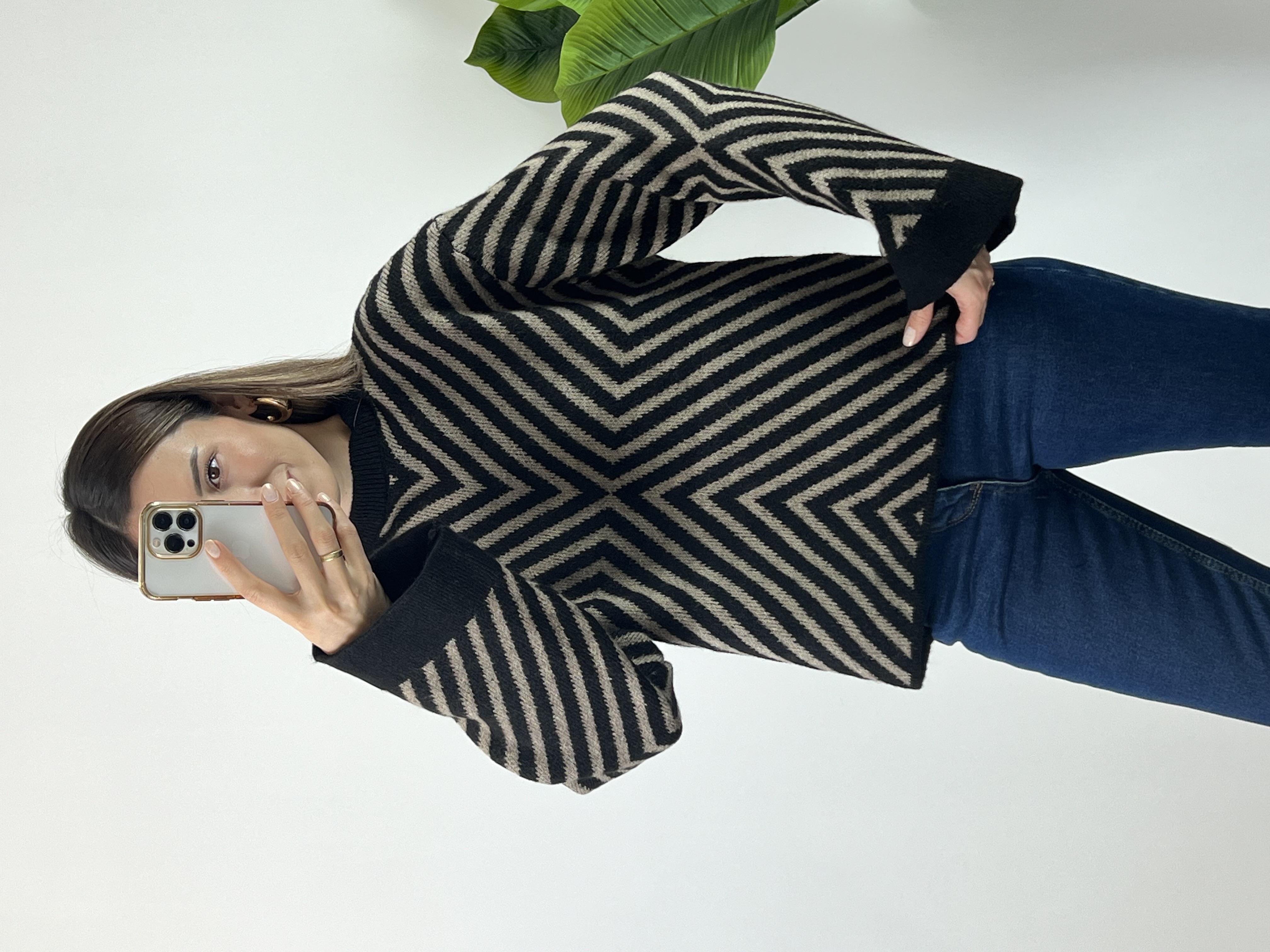 Asimetrik Çizgili Yün Kazak